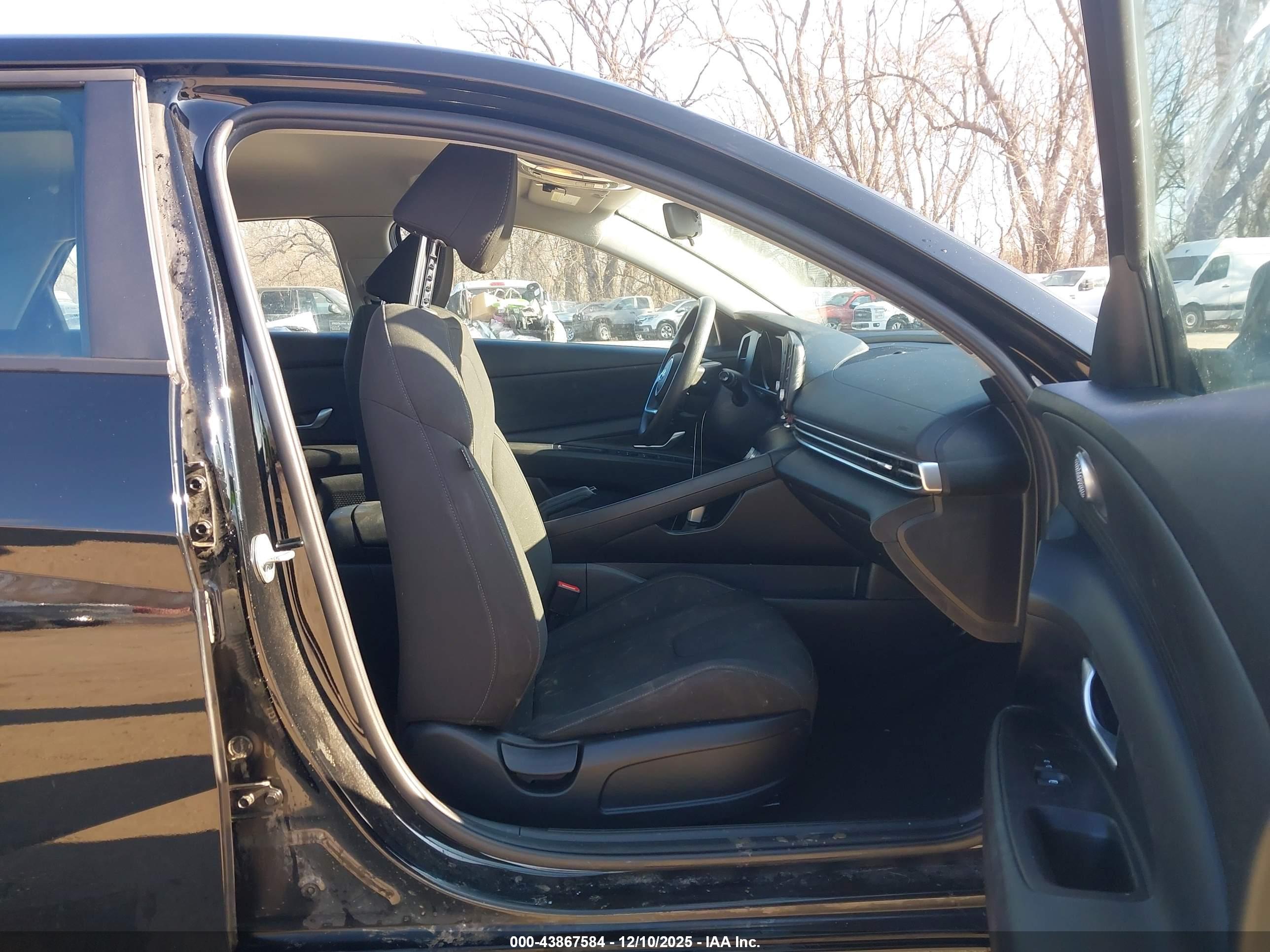 HYUNDAI ELANTRA image 5