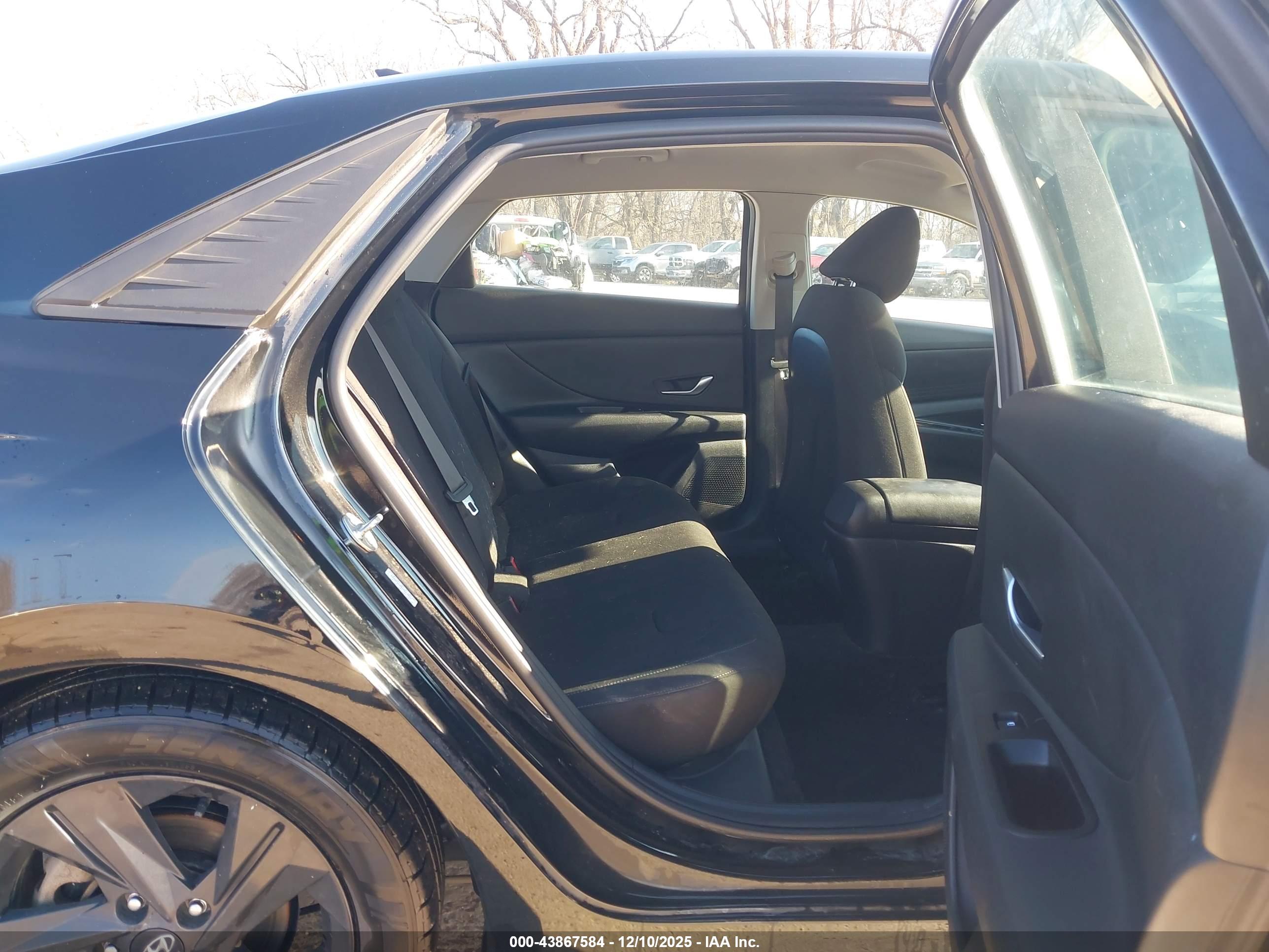 HYUNDAI ELANTRA image 8