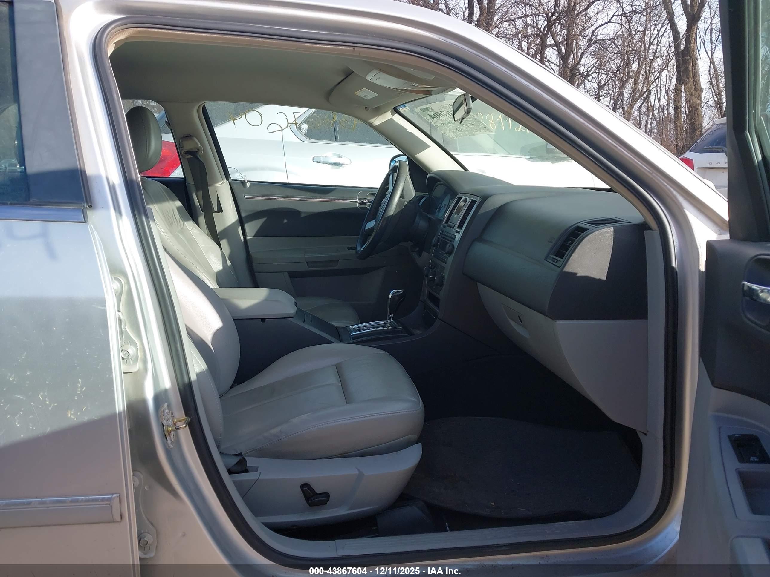 CHRYSLER 300 image 5