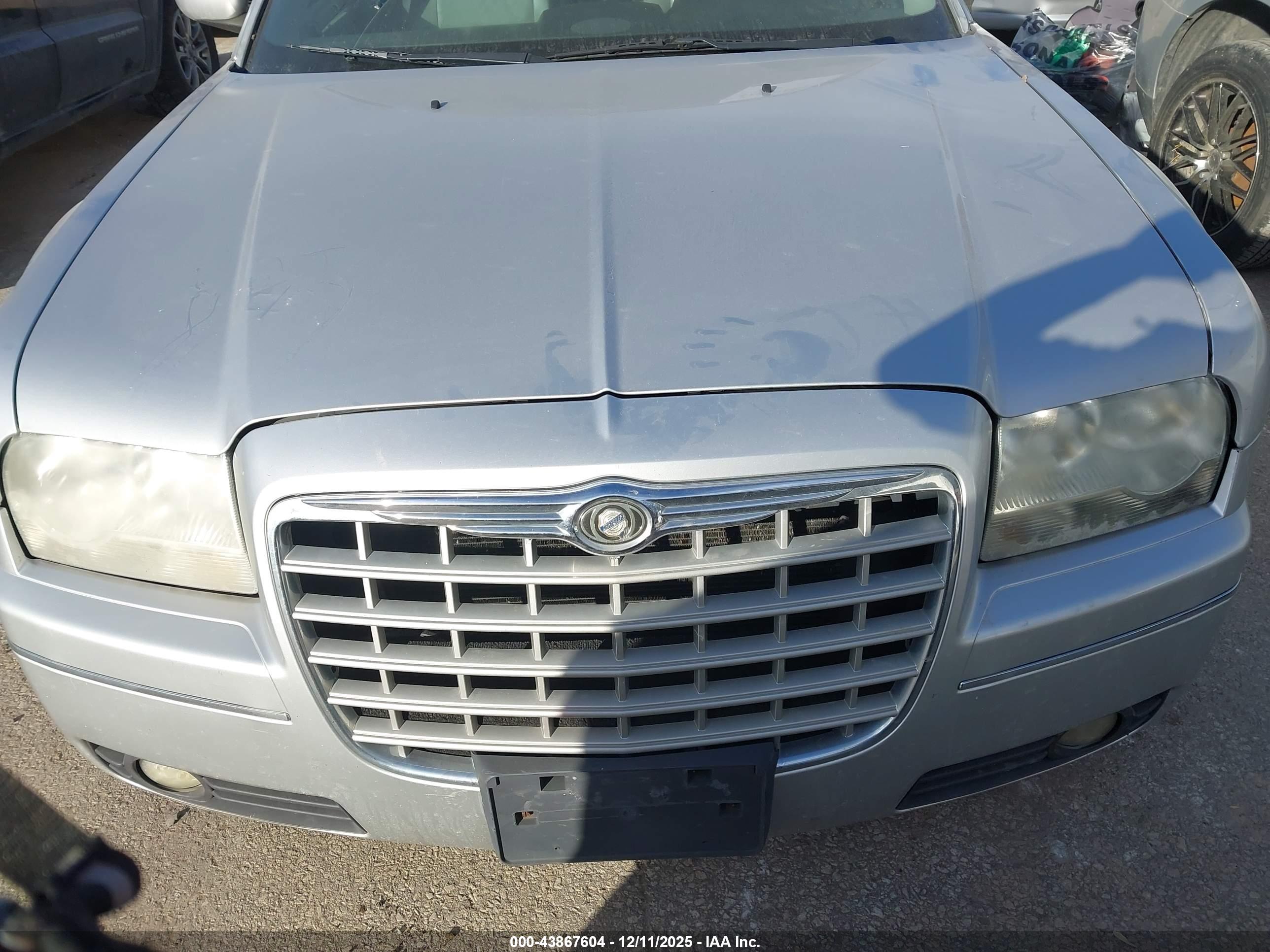 CHRYSLER 300 image 6