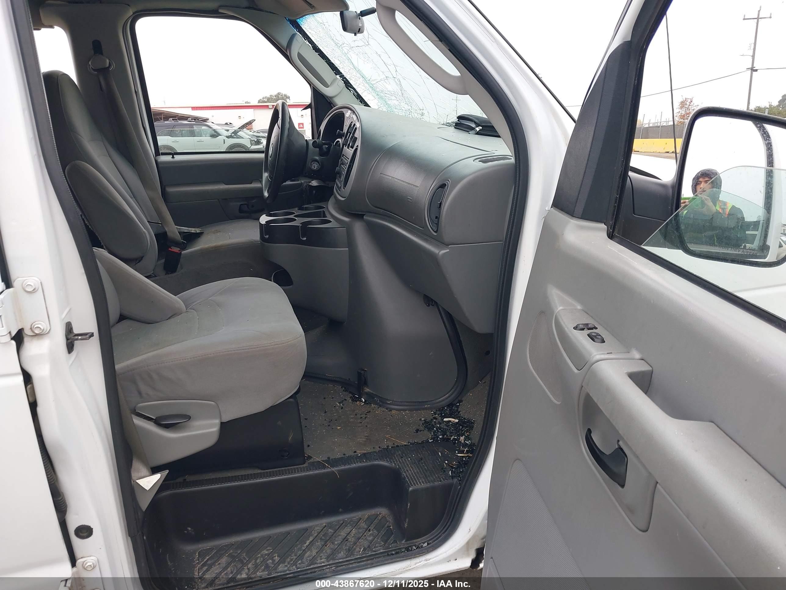 FORD E-150 image 5