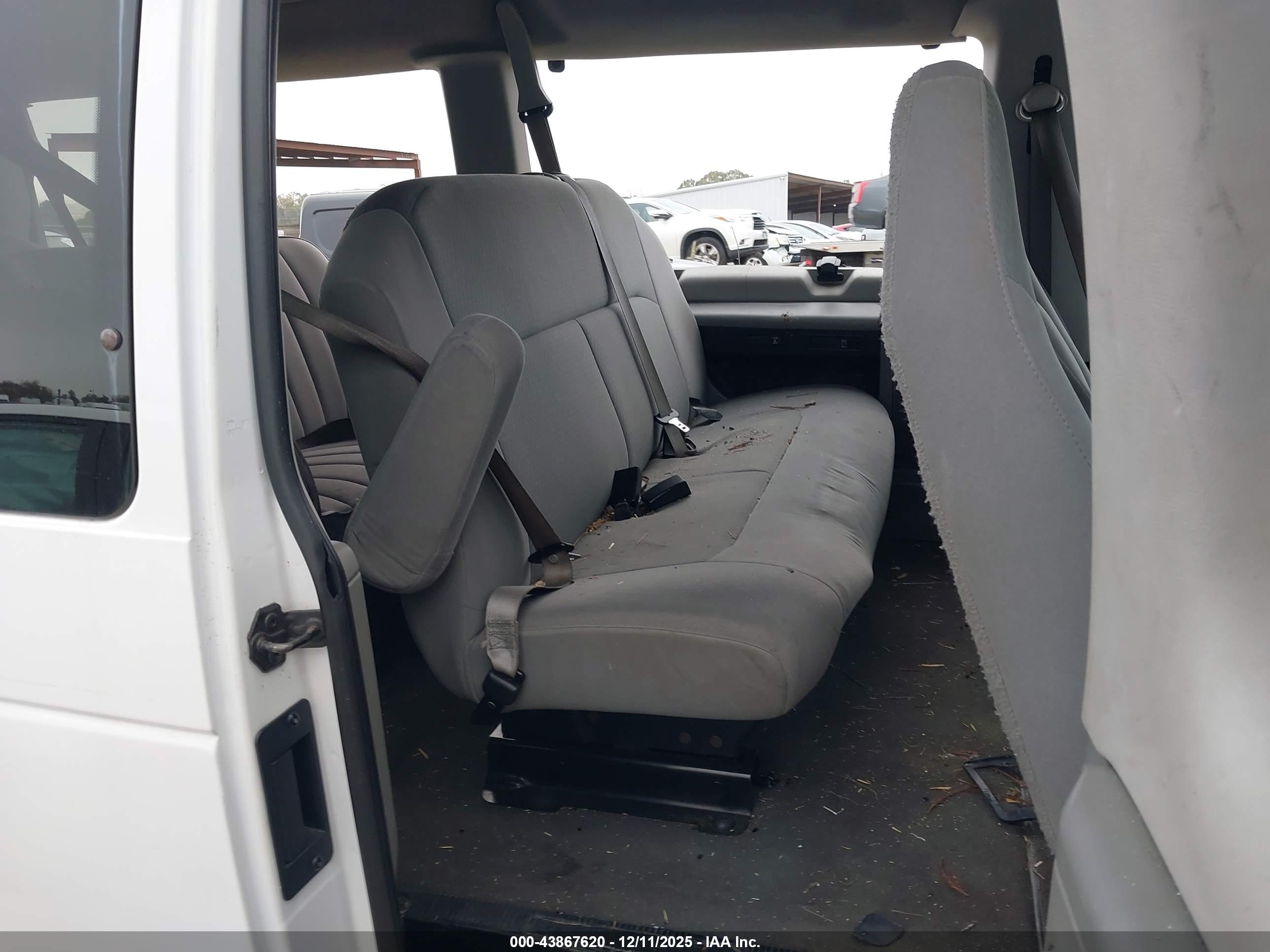 FORD E-150 image 8