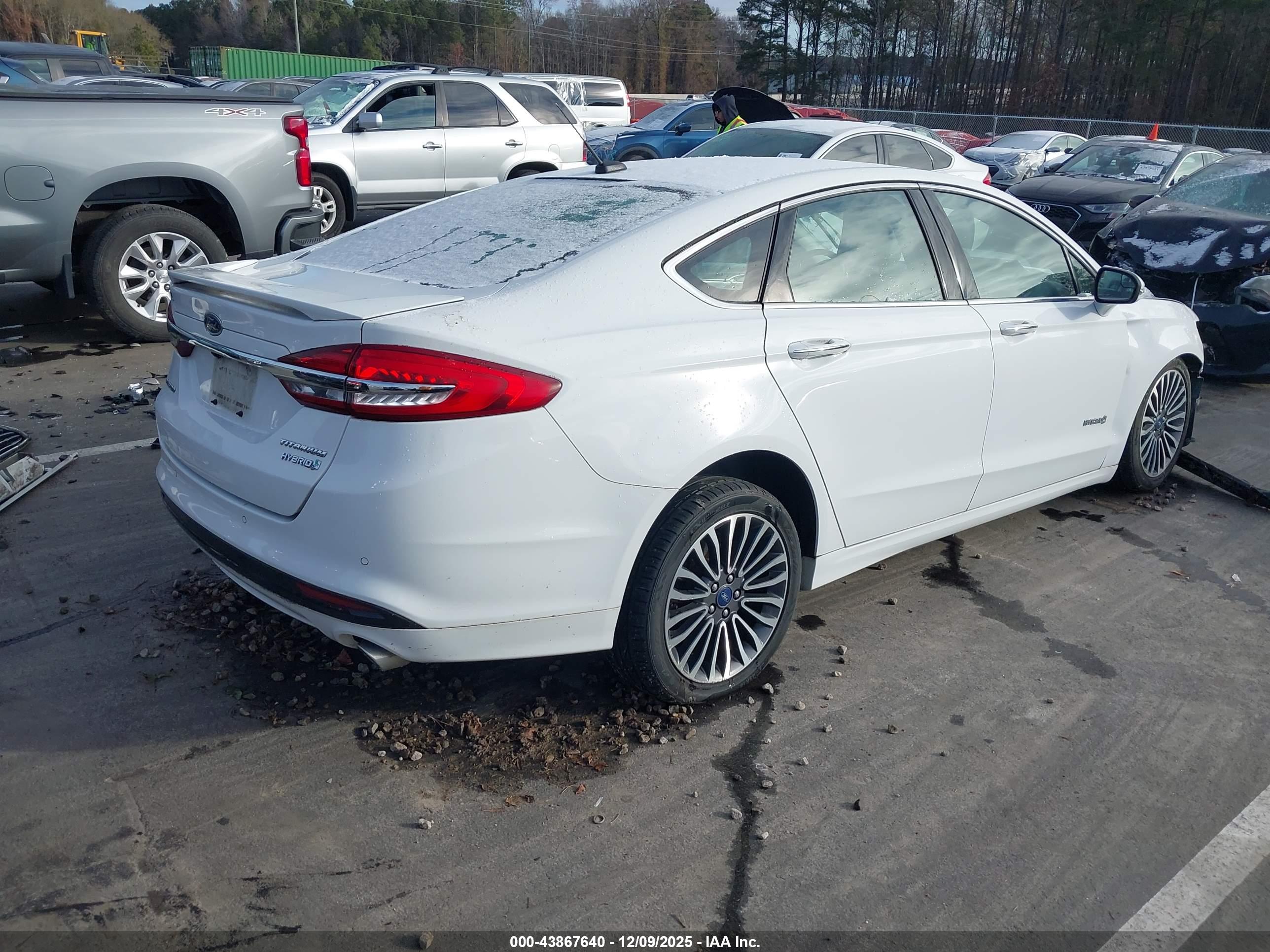 FORD FUSION image 4