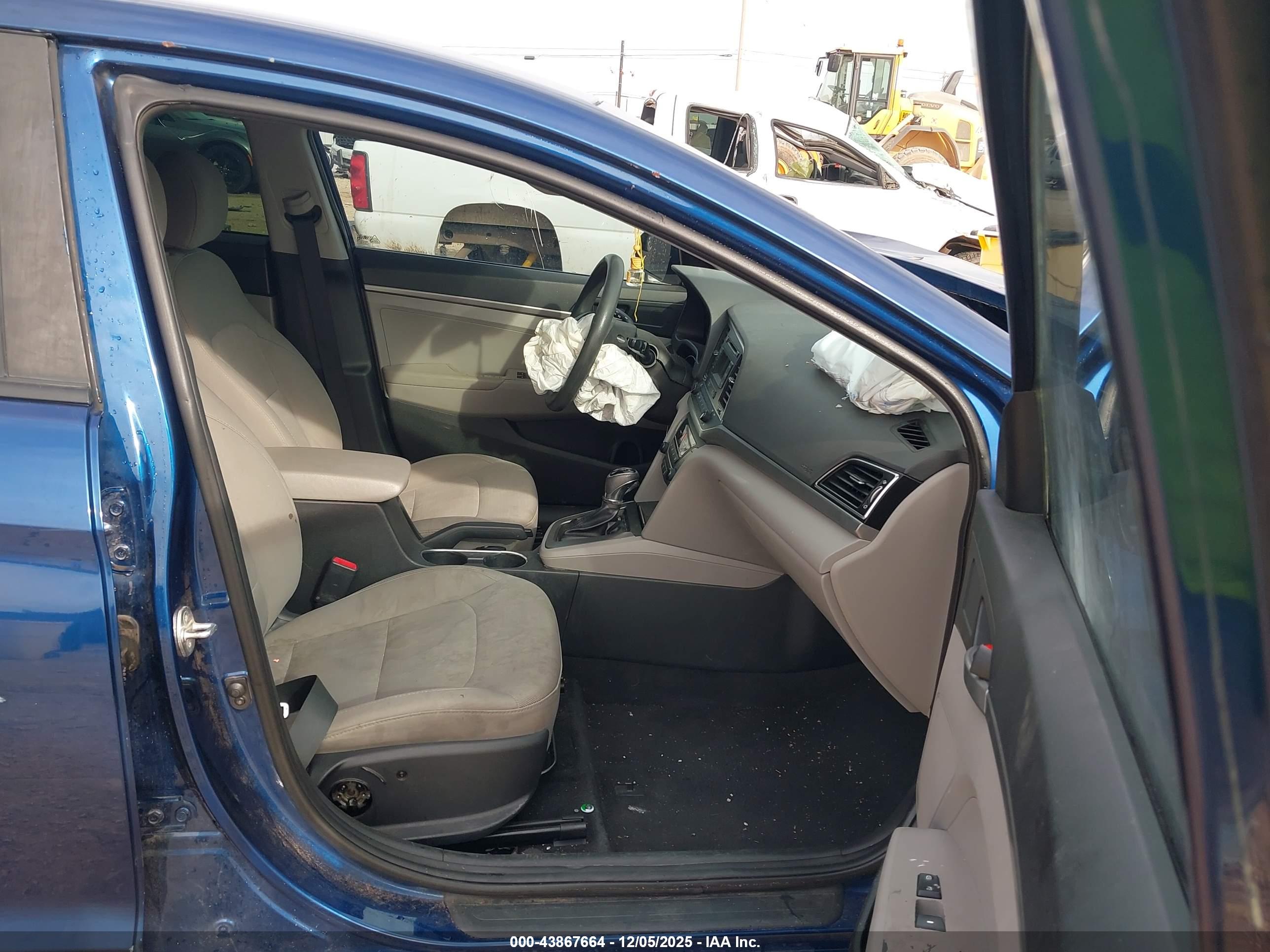 HYUNDAI ELANTRA image 5