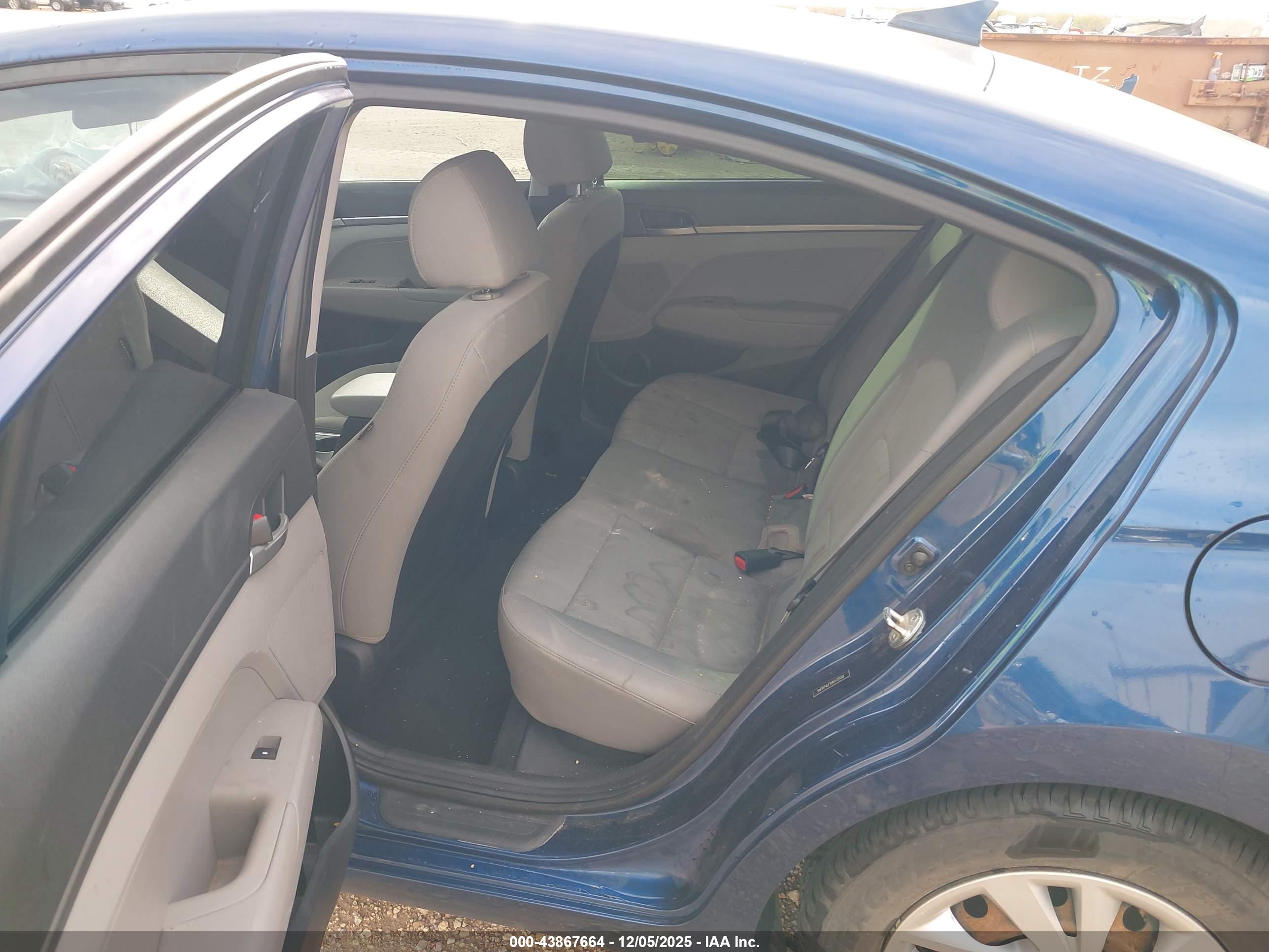 HYUNDAI ELANTRA image 8