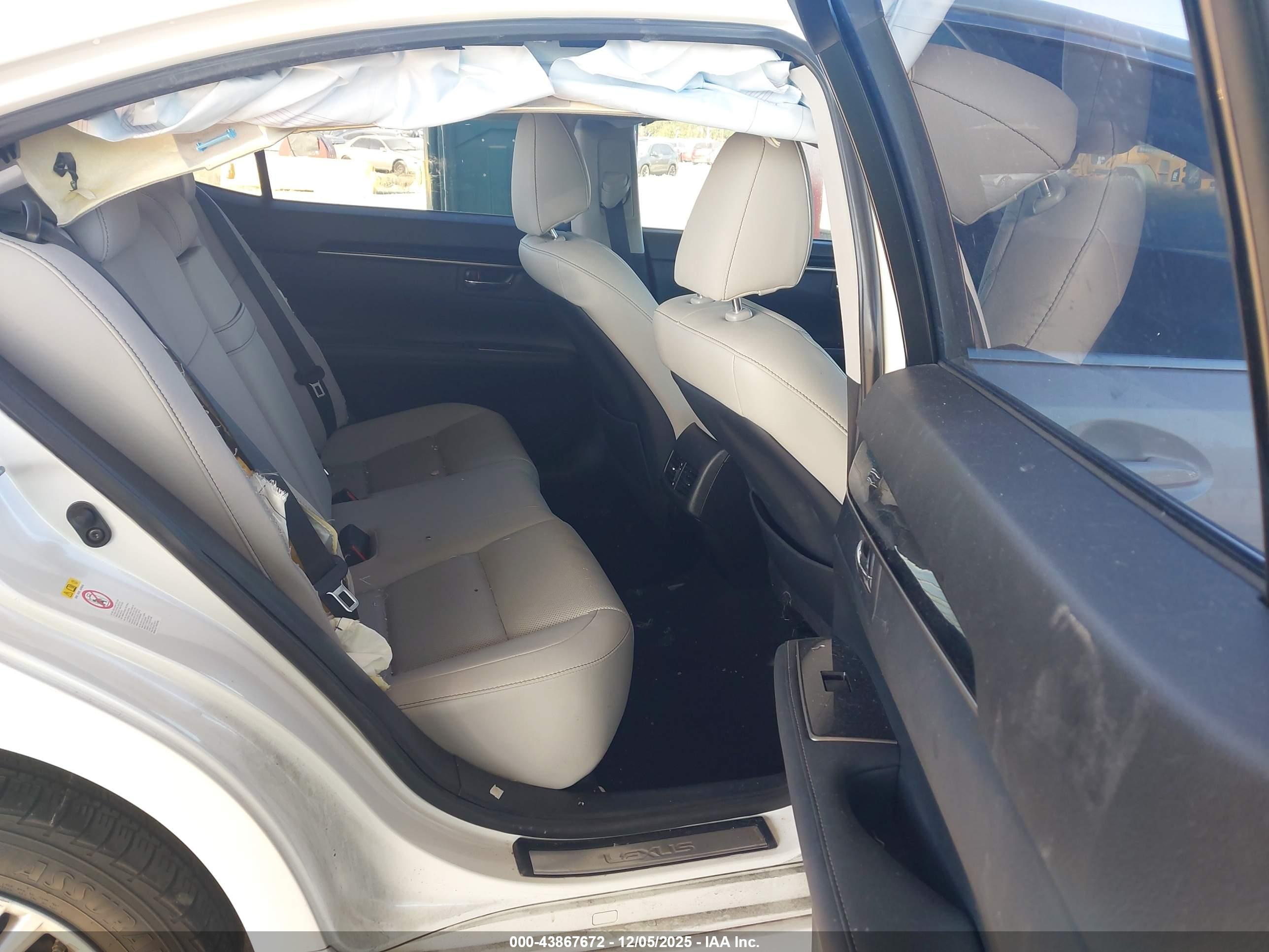 LEXUS ES image 8