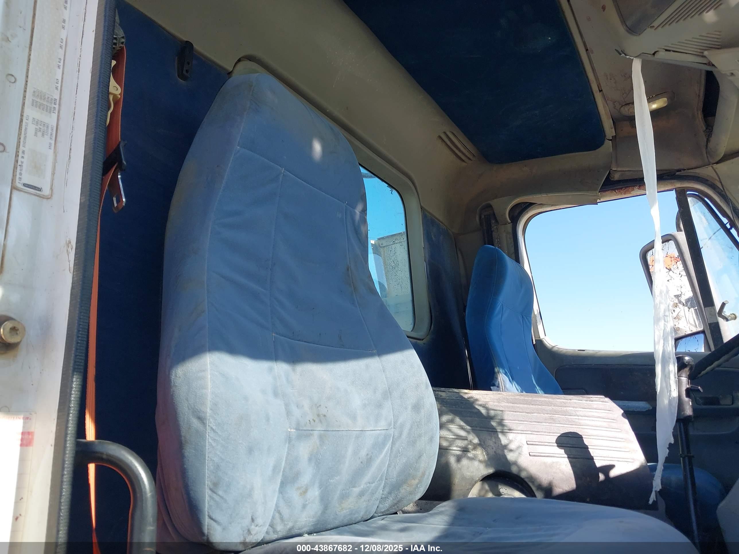FREIGHTLINER CONVENTIONAL image 8