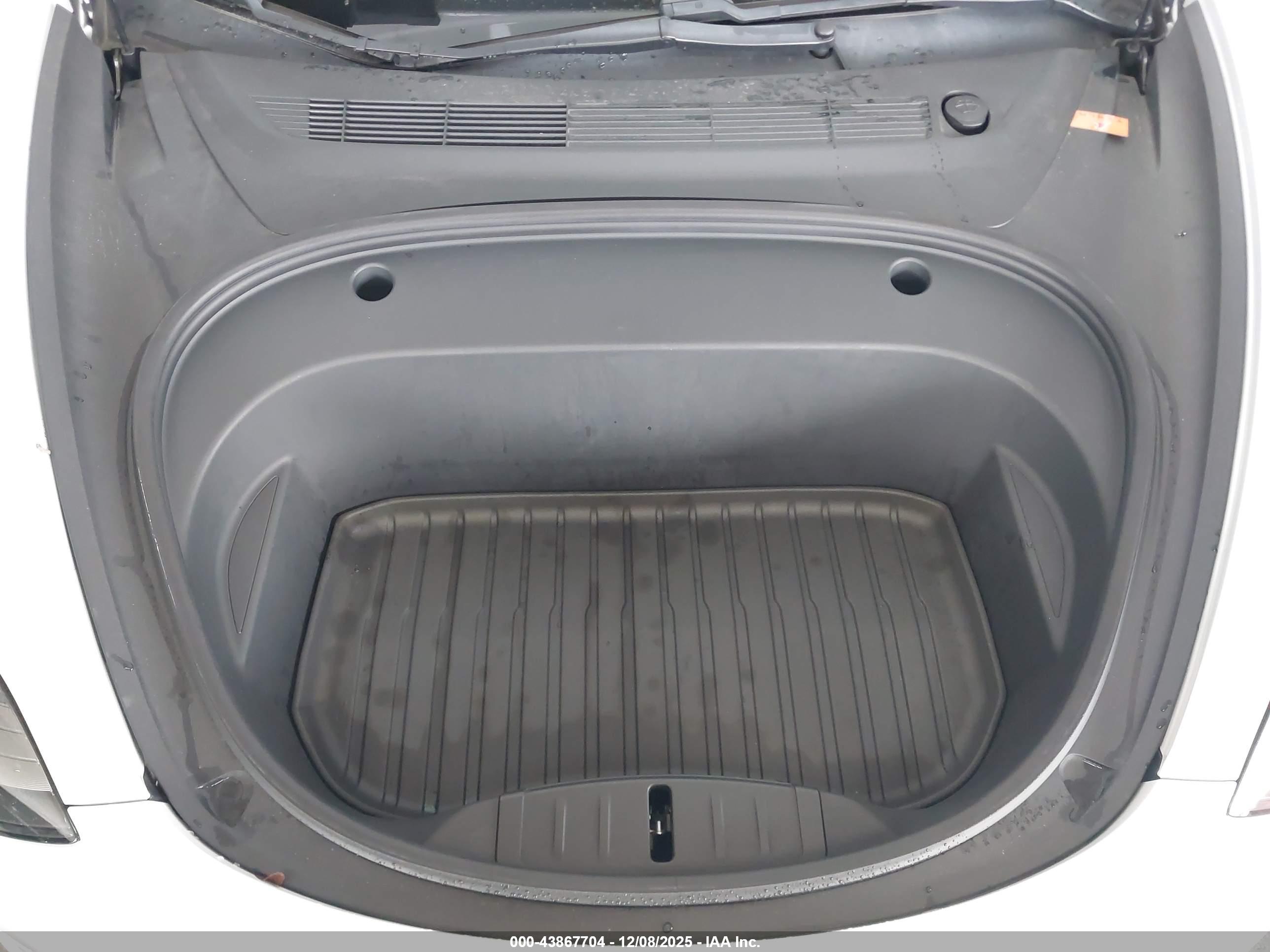 TESLA MODEL image 10