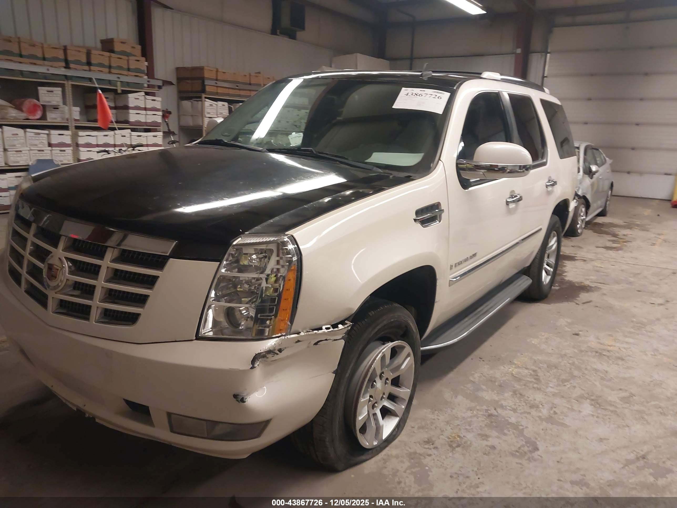CADILLAC ESCALADE image 2