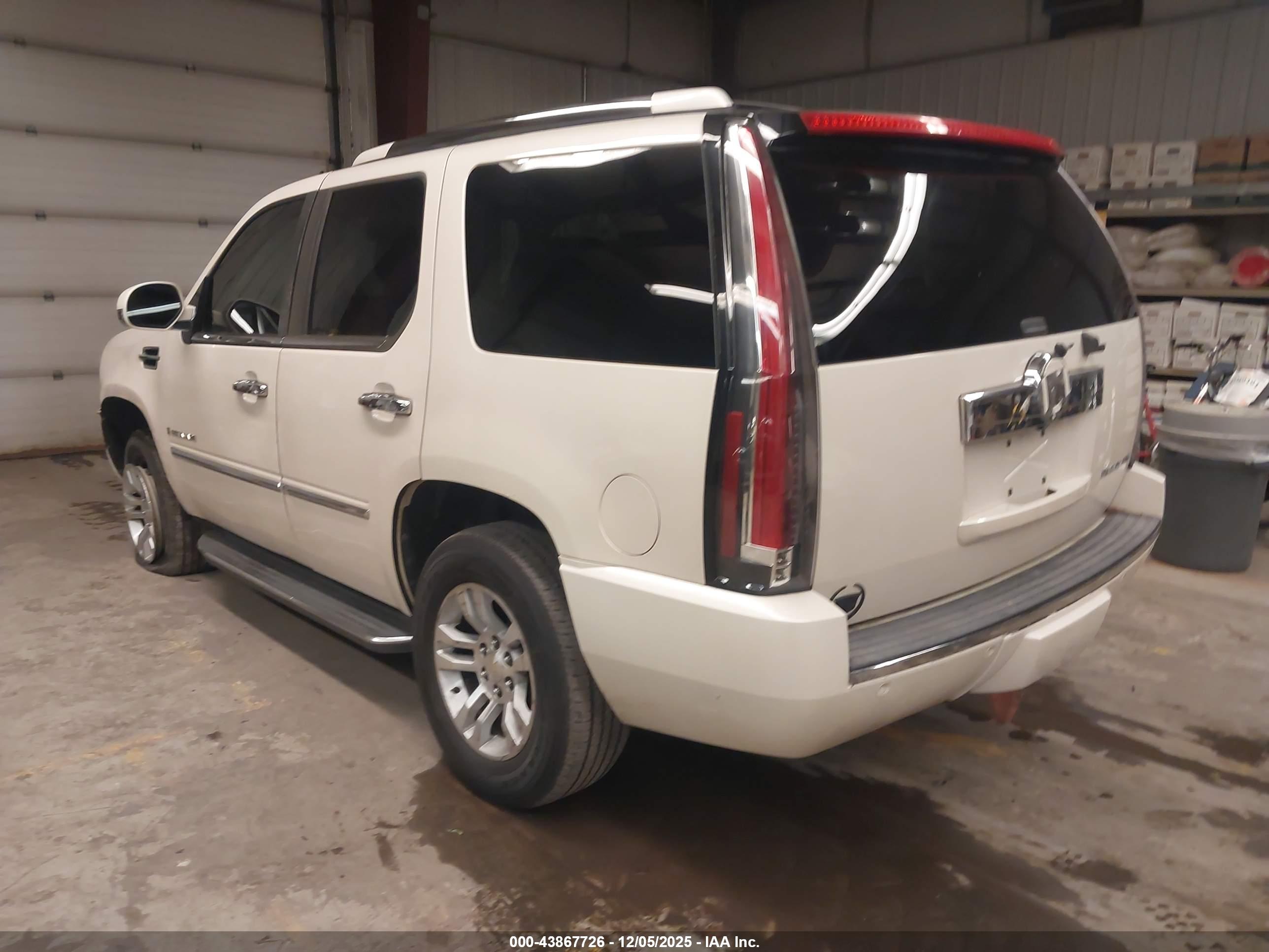 CADILLAC ESCALADE image 3
