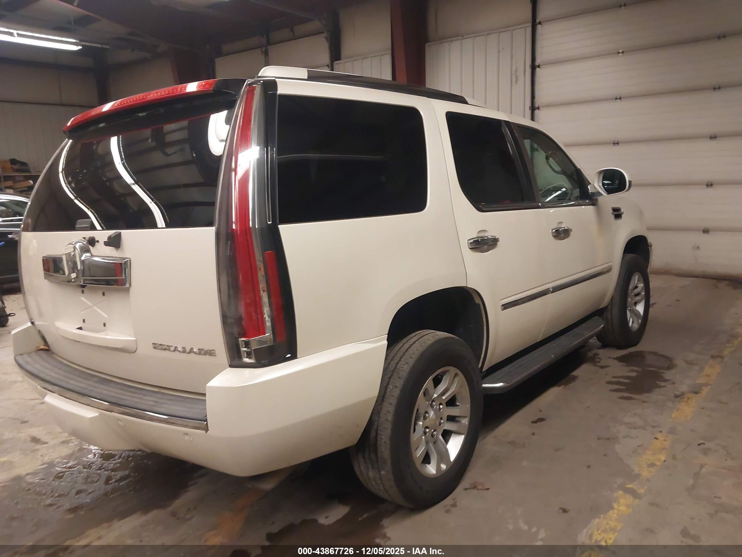 CADILLAC ESCALADE image 4