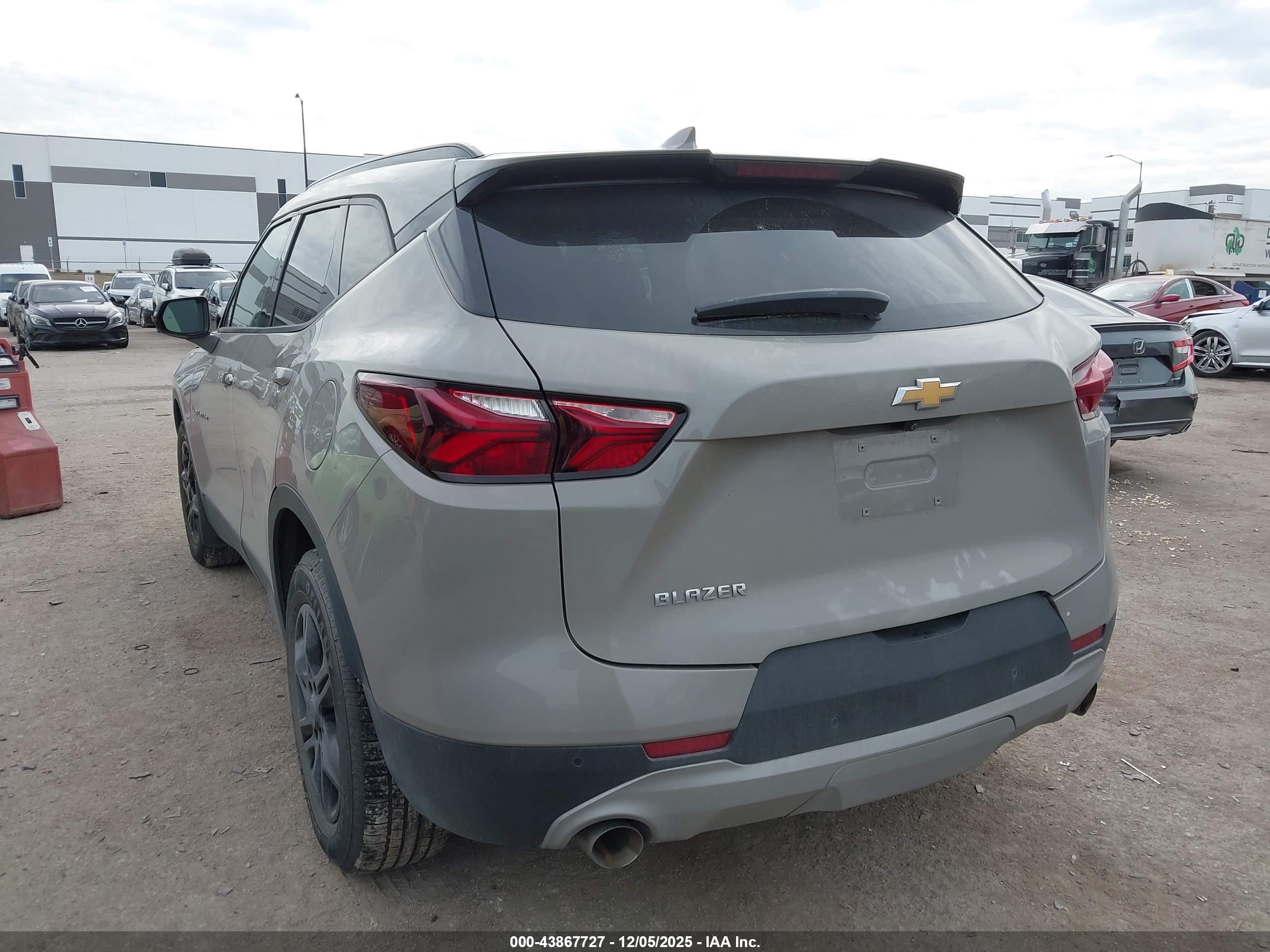 CHEVROLET BLAZER image 3