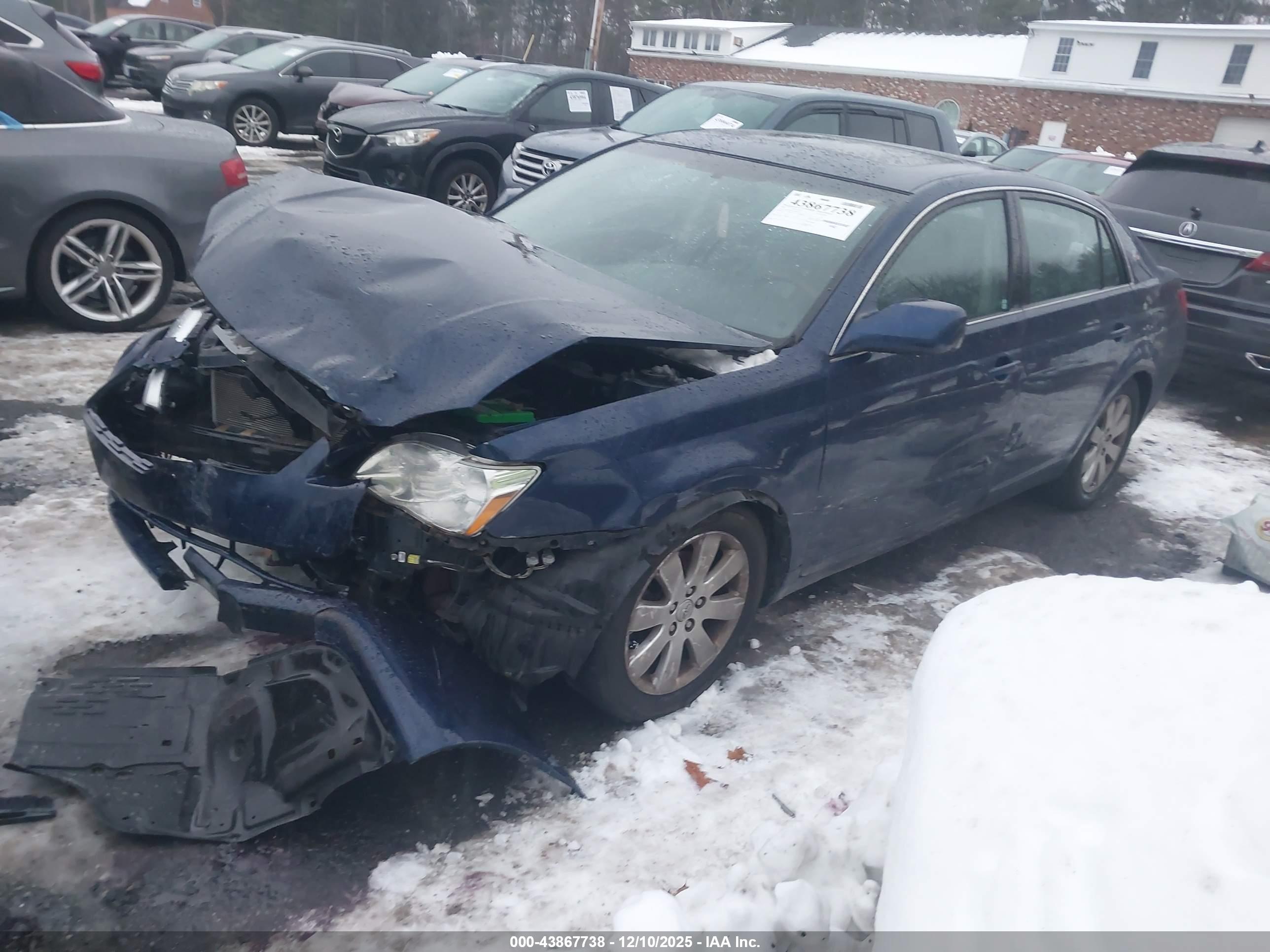 TOYOTA AVALON image 2
