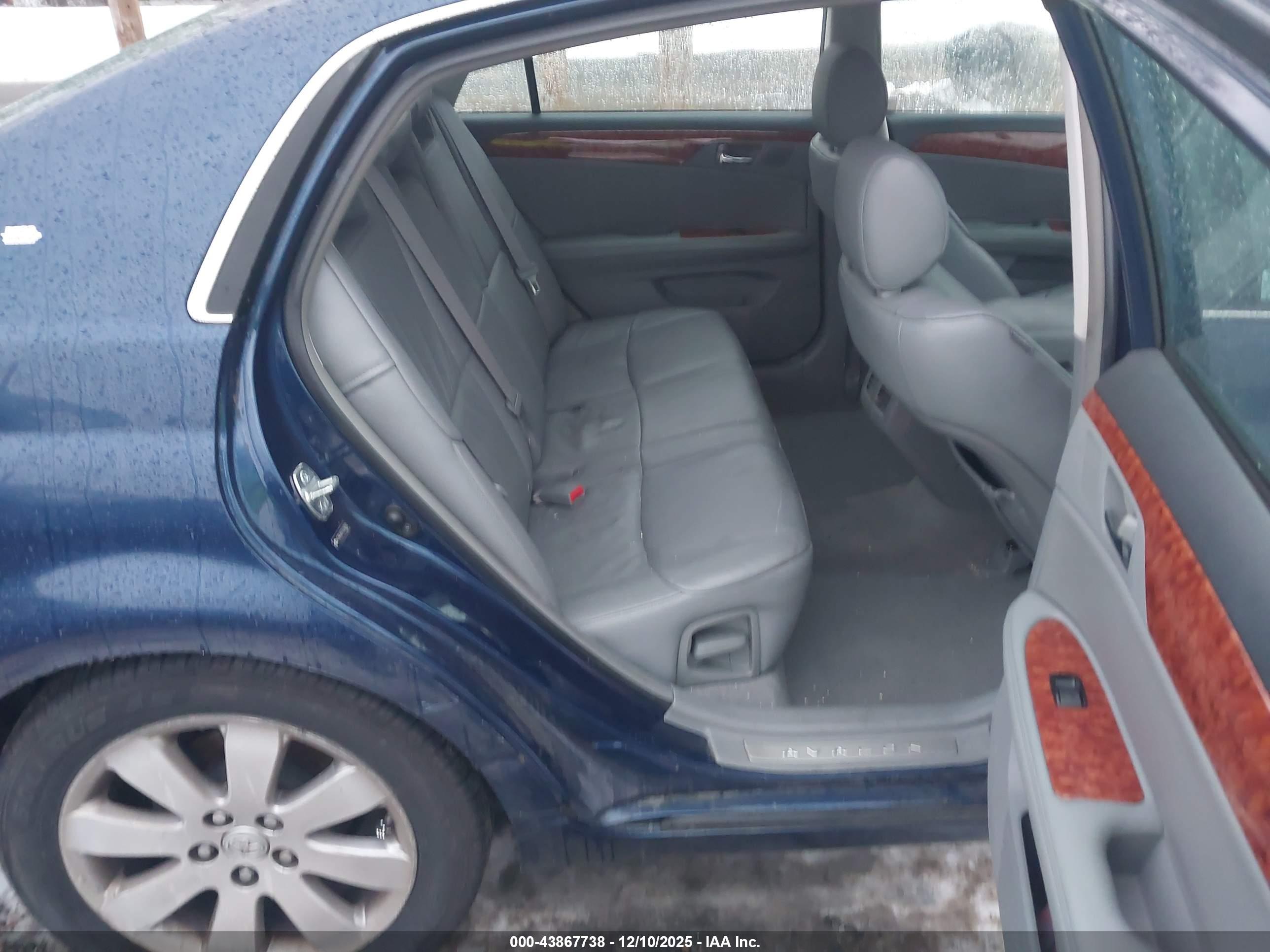 TOYOTA AVALON image 8