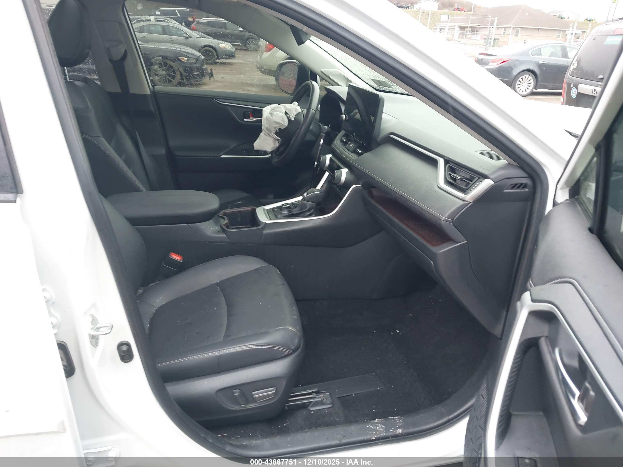 TOYOTA RAV4 image 5