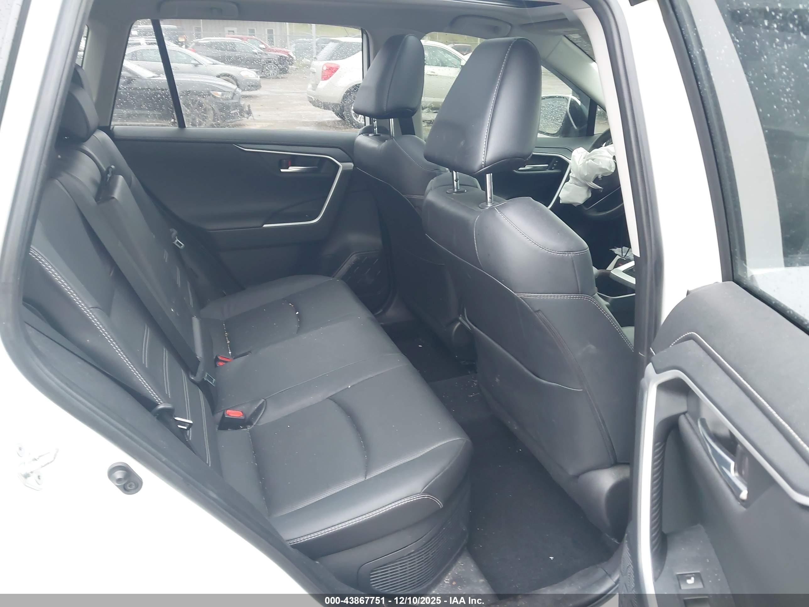 TOYOTA RAV4 image 8