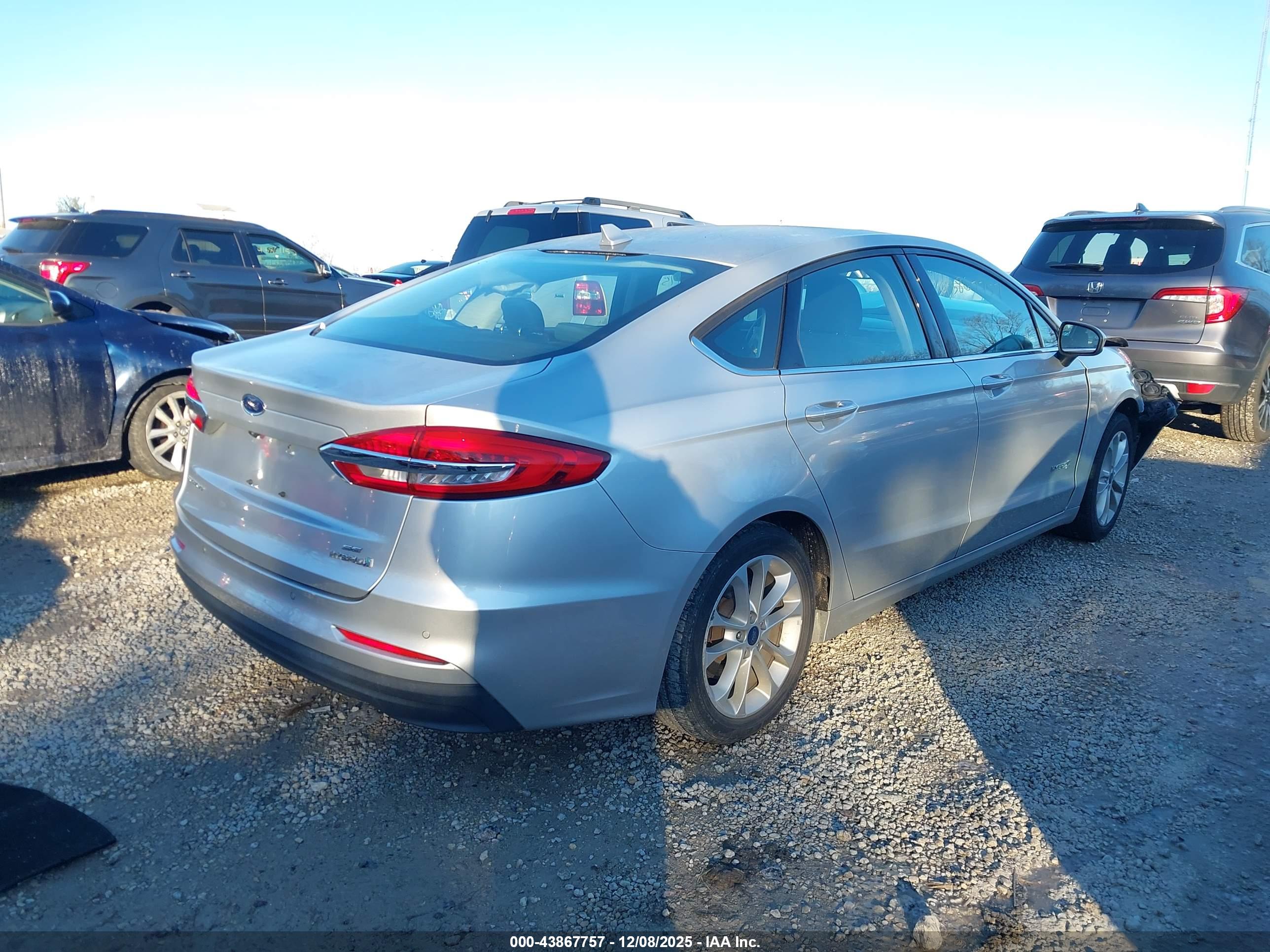 FORD FUSION image 4