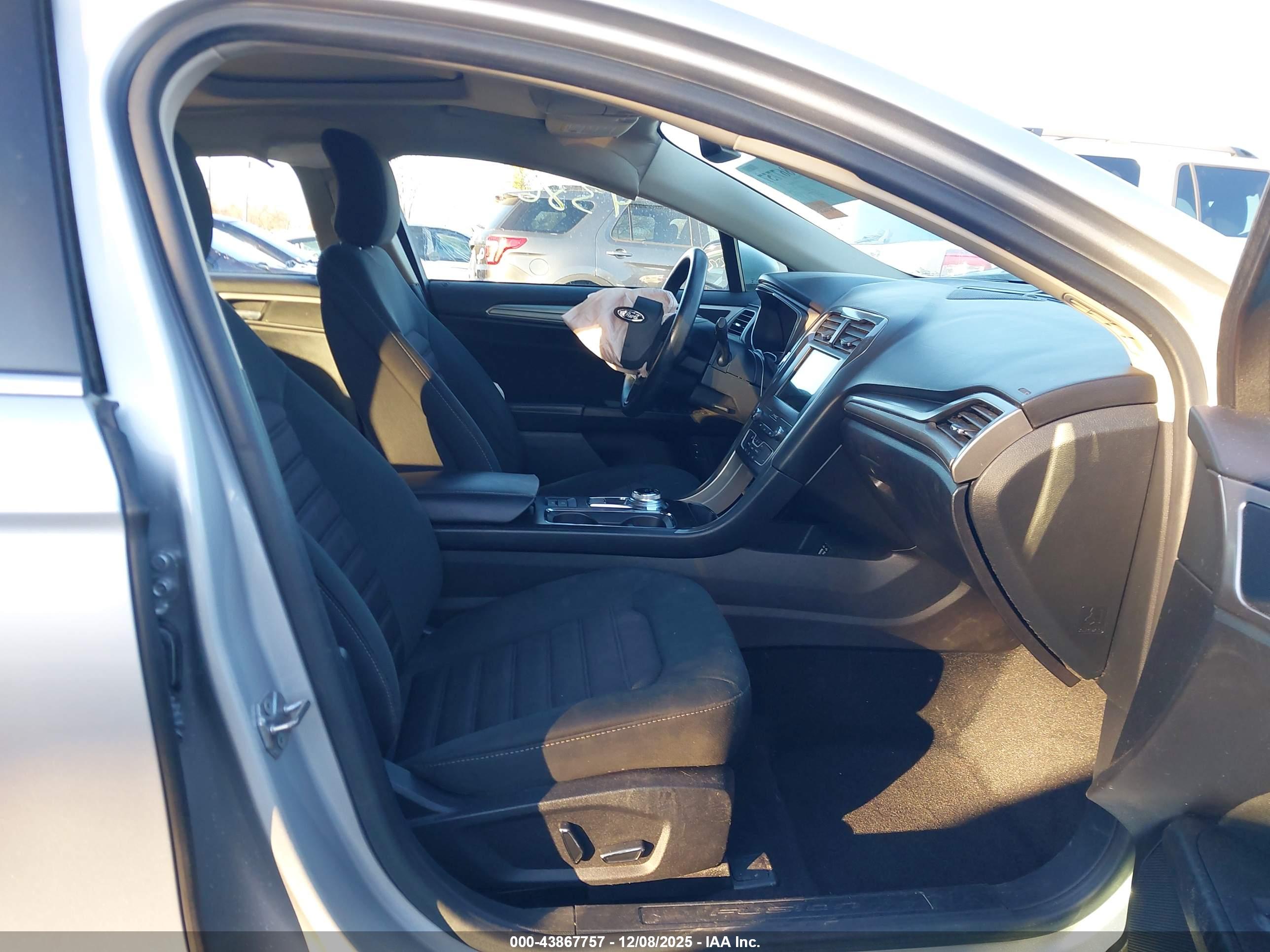 FORD FUSION image 5