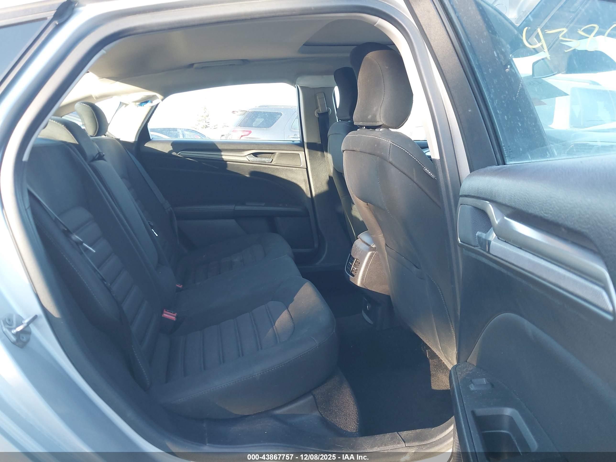 FORD FUSION image 8
