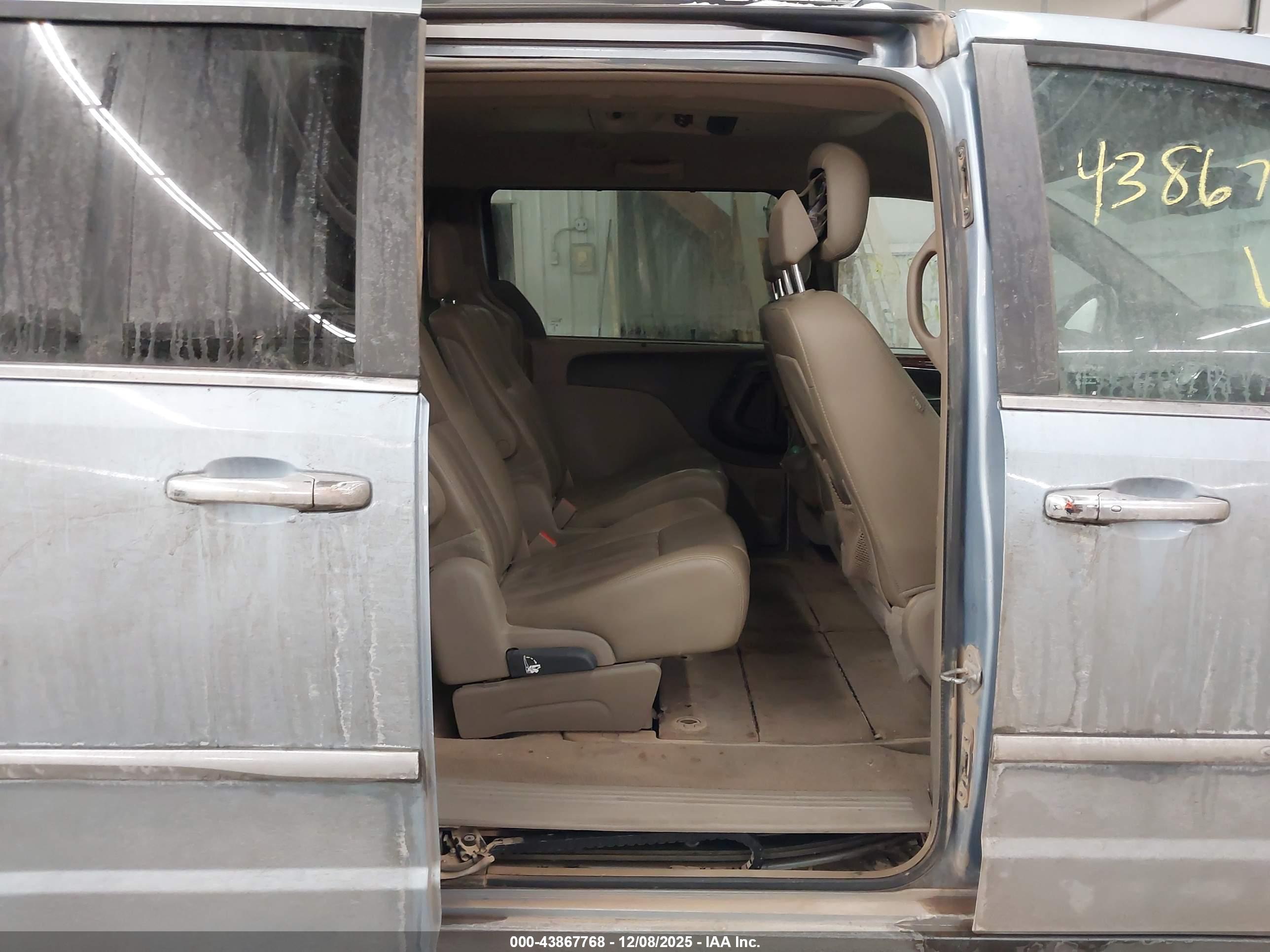 CHRYSLER TOWN image 8