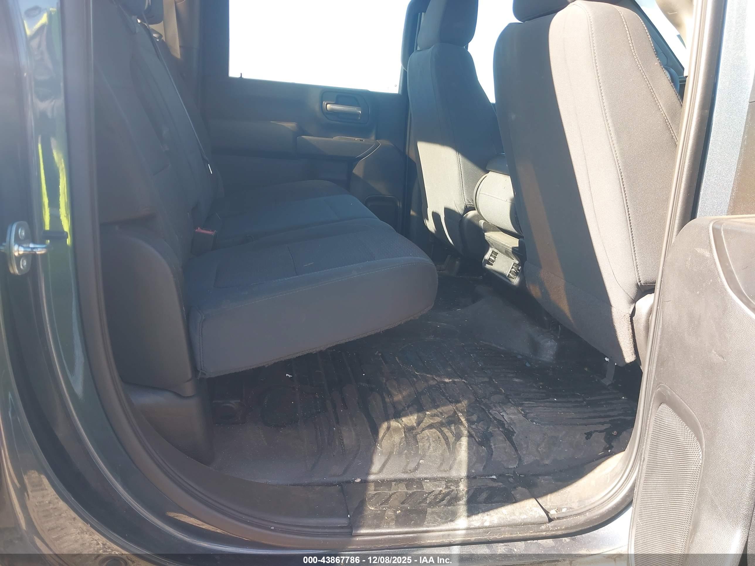 CHEVROLET SILVERADO image 7
