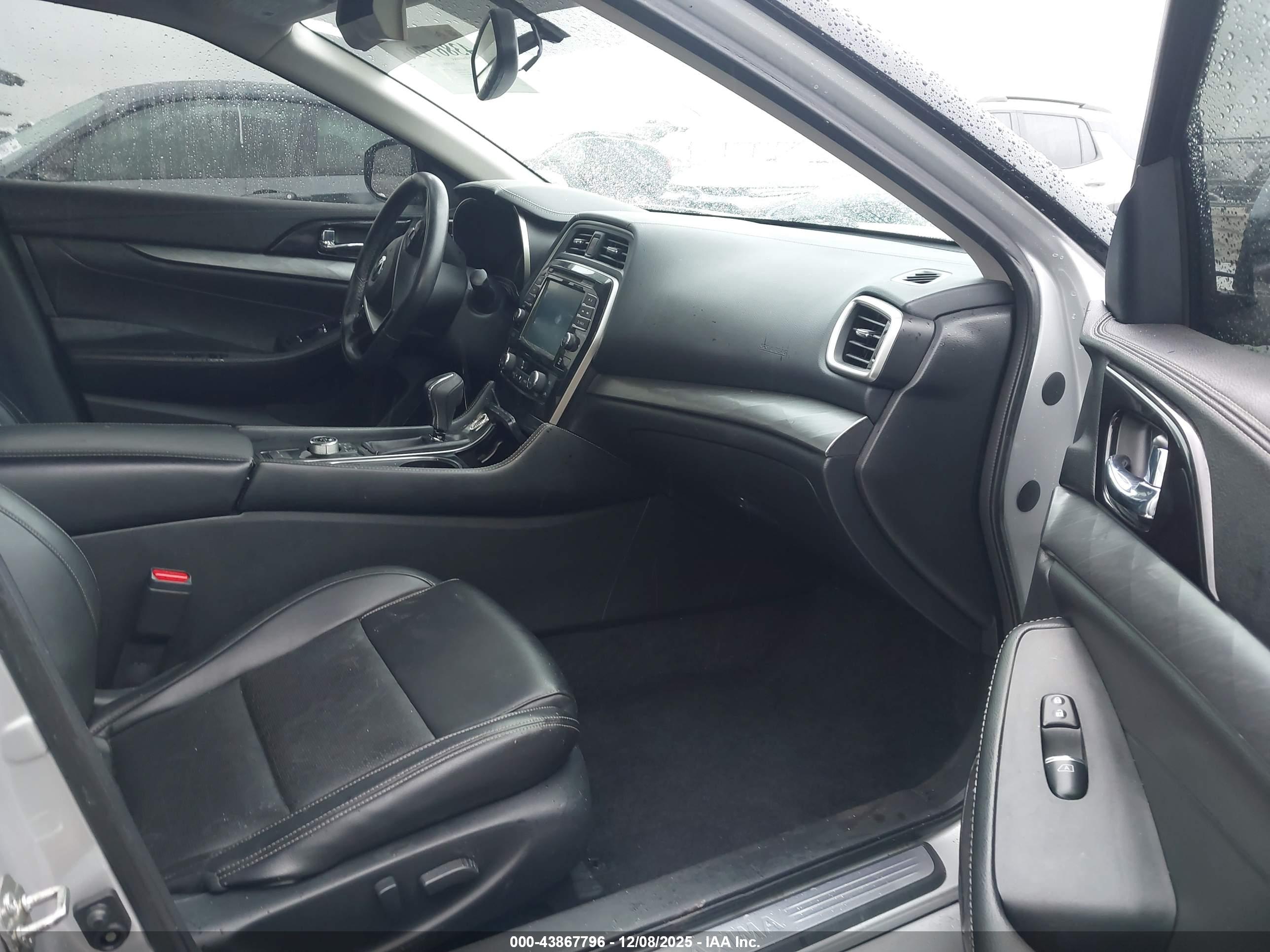NISSAN MAXIMA image 5