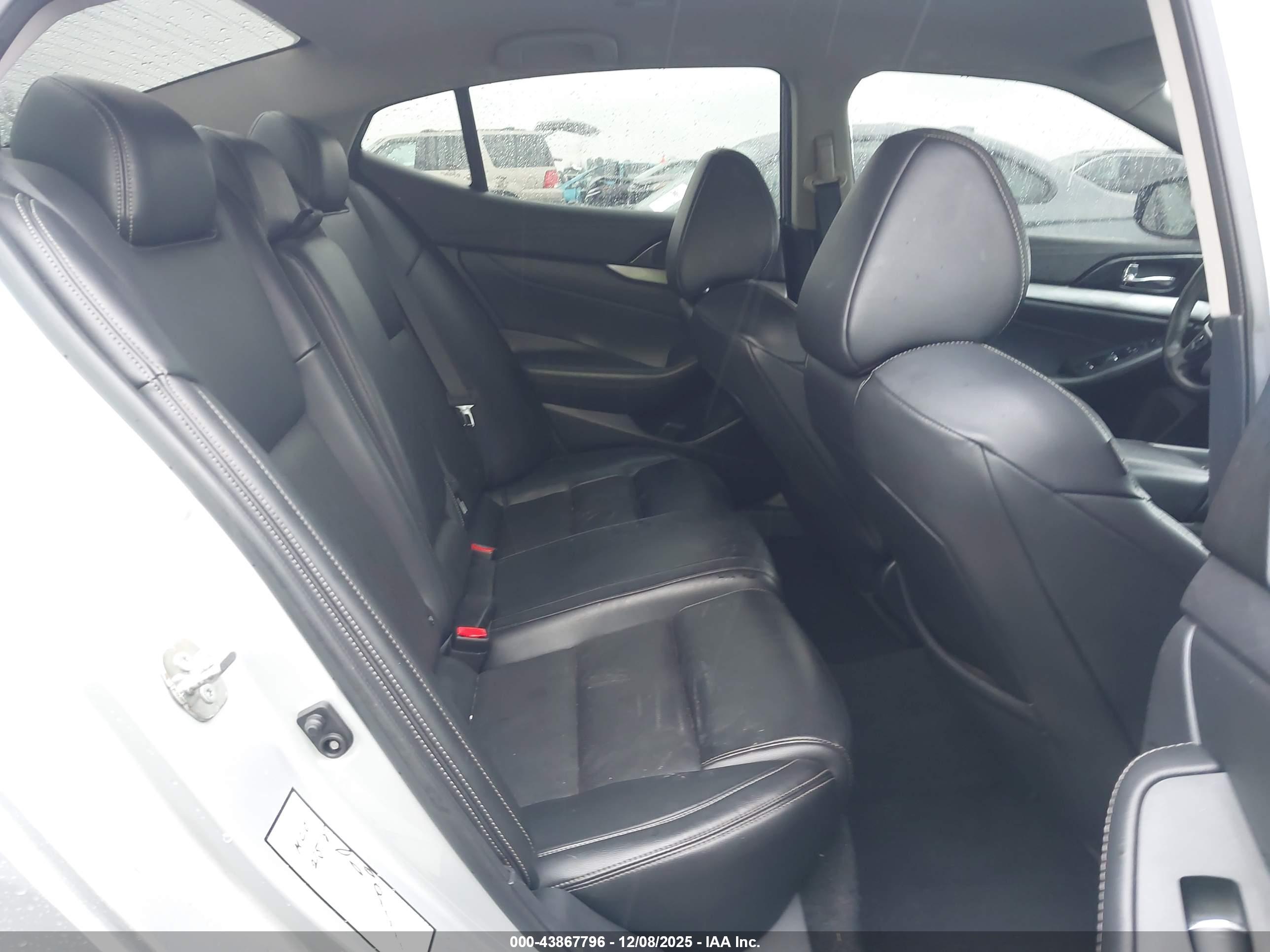 NISSAN MAXIMA image 8