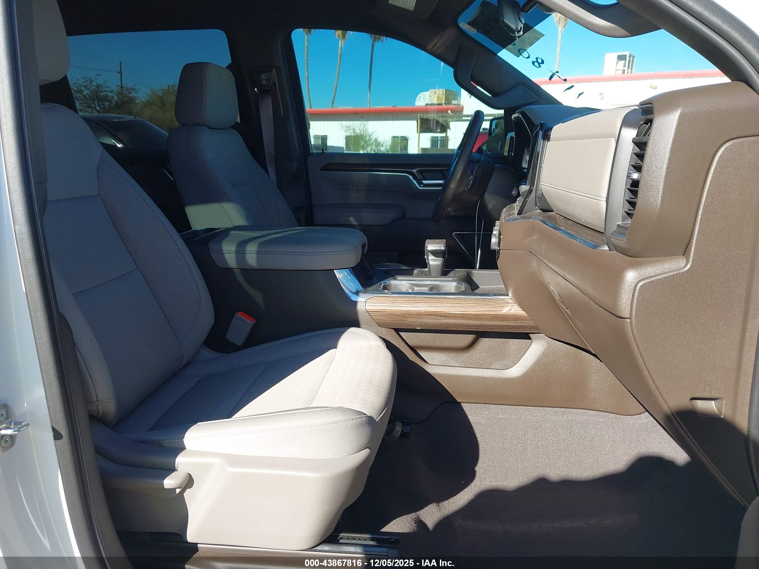 CHEVROLET SILVERADO image 5