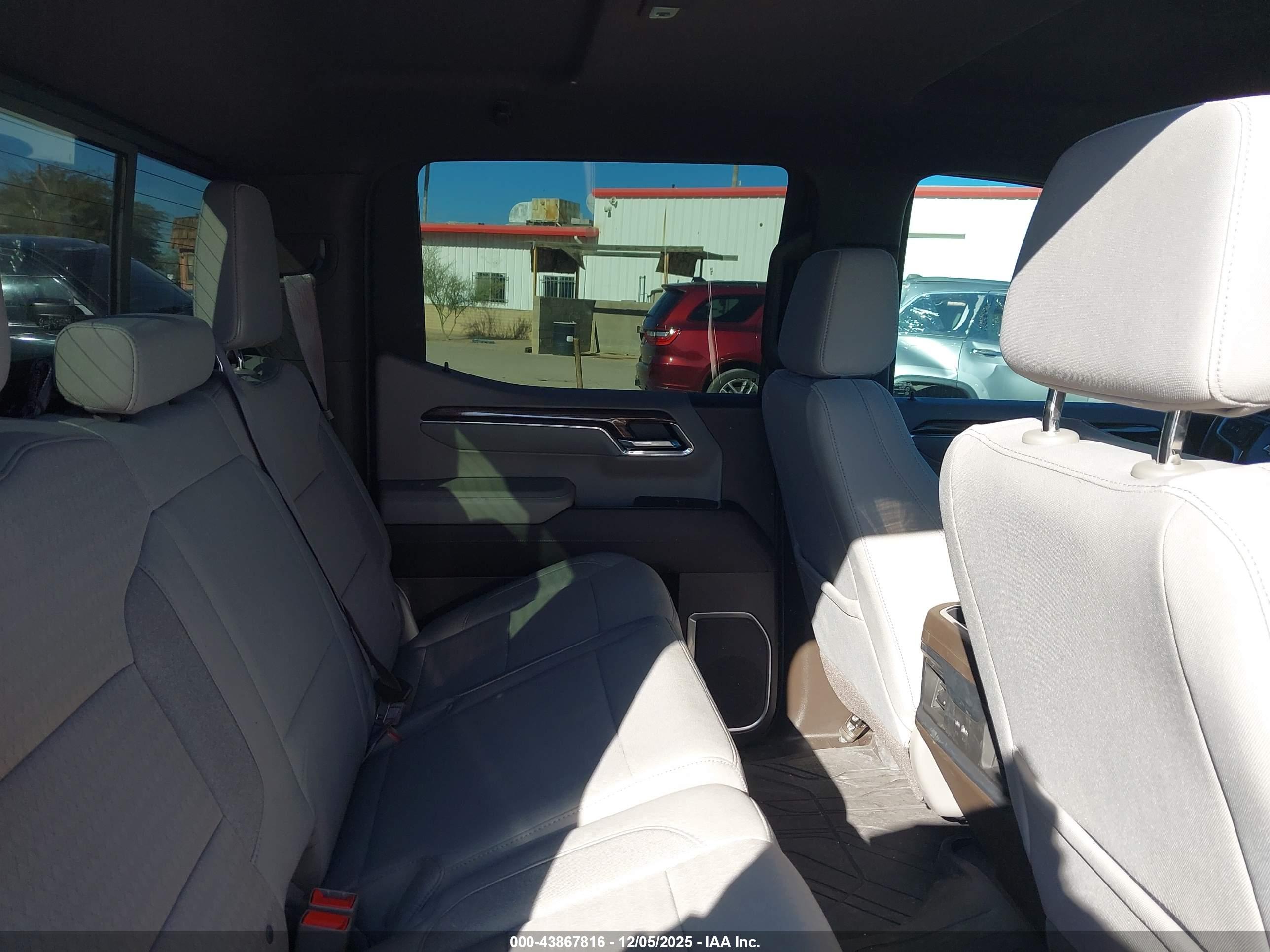 CHEVROLET SILVERADO image 8