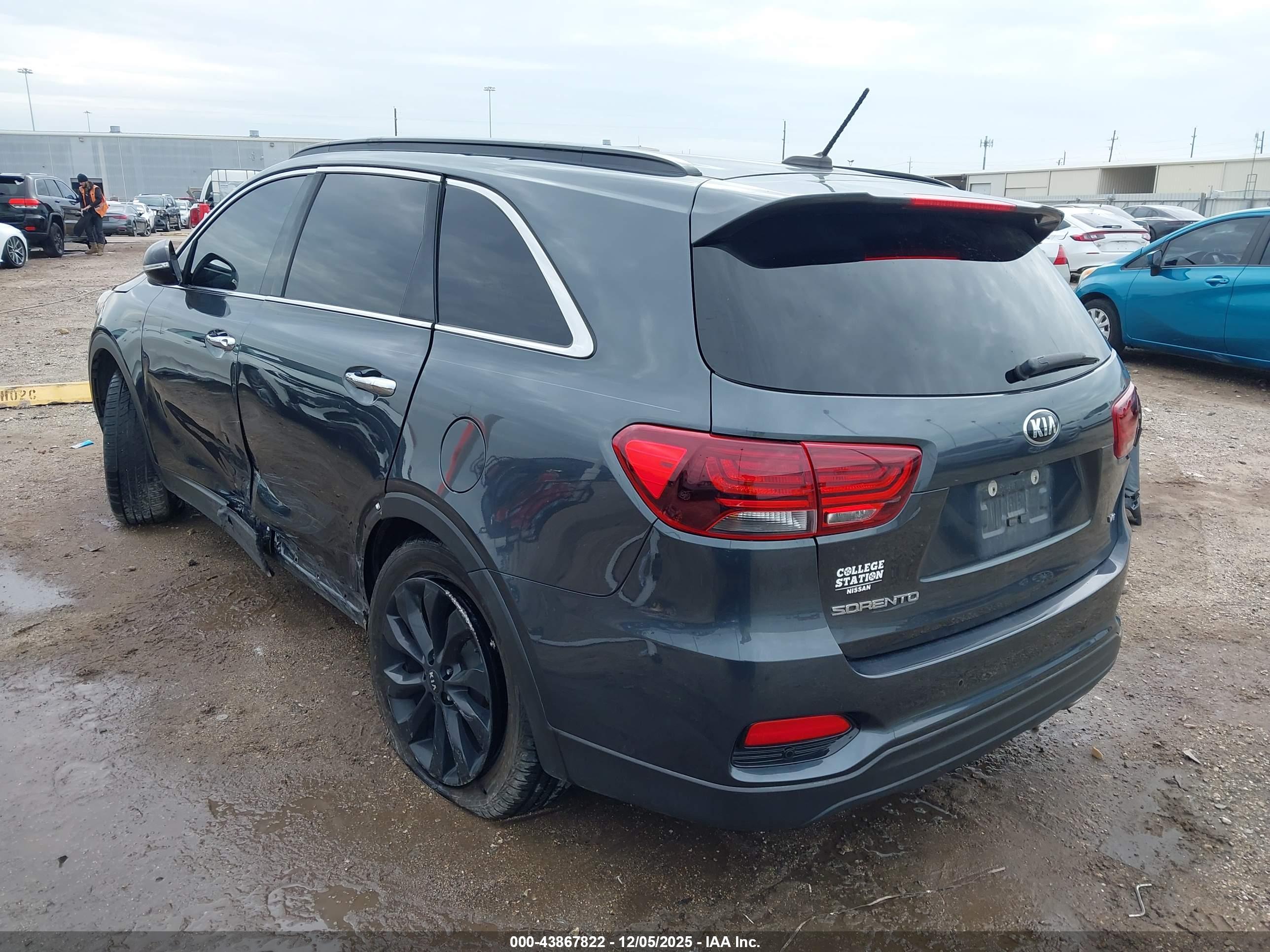 KIA SORENTO image 3