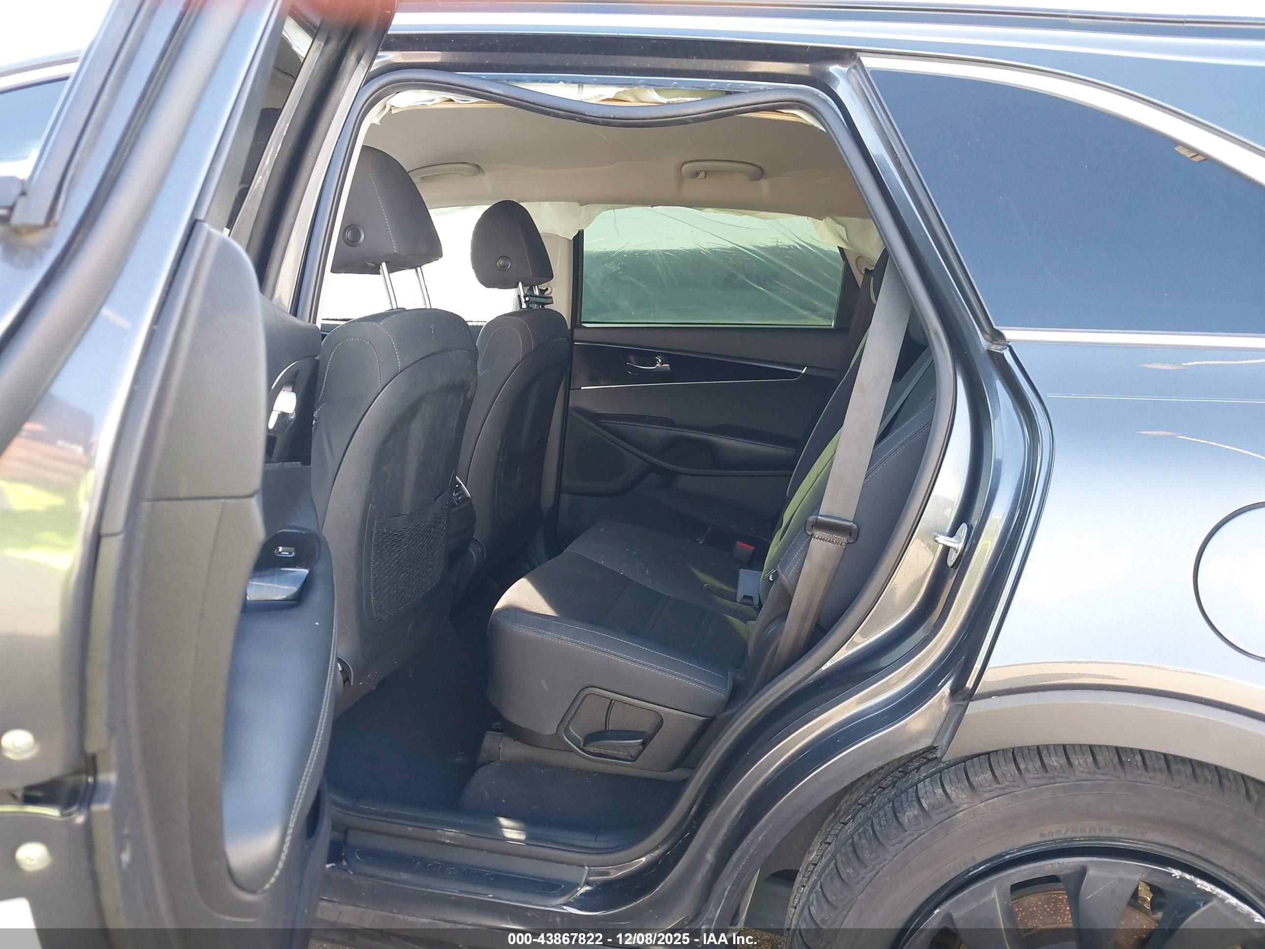 KIA SORENTO image 8