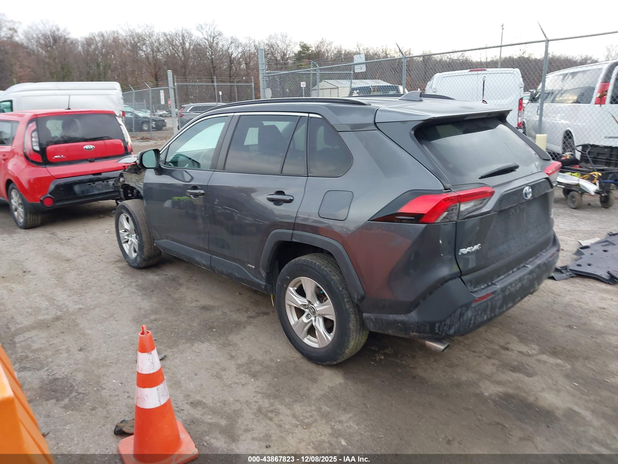 TOYOTA RAV4 image 3