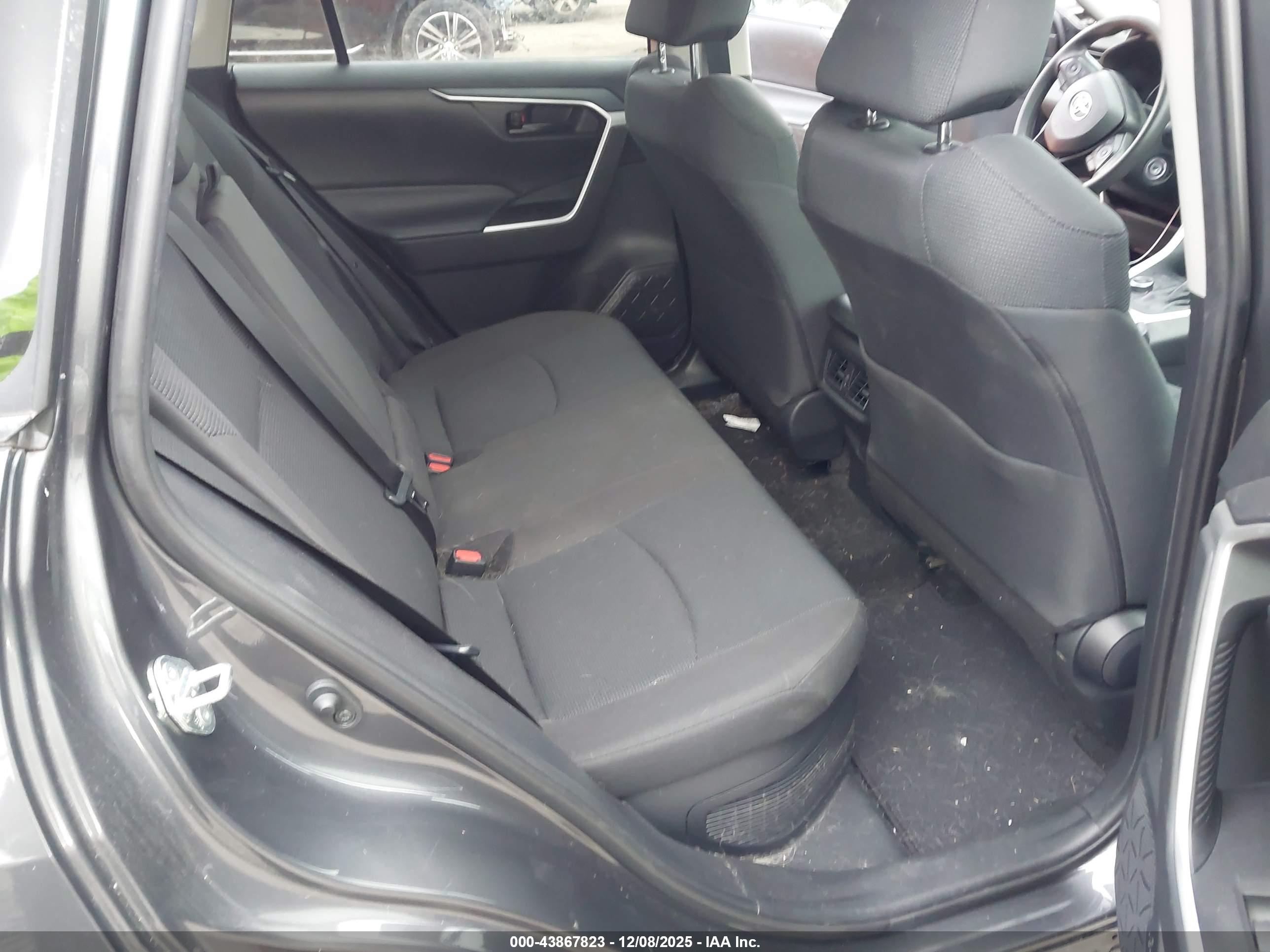 TOYOTA RAV4 image 8