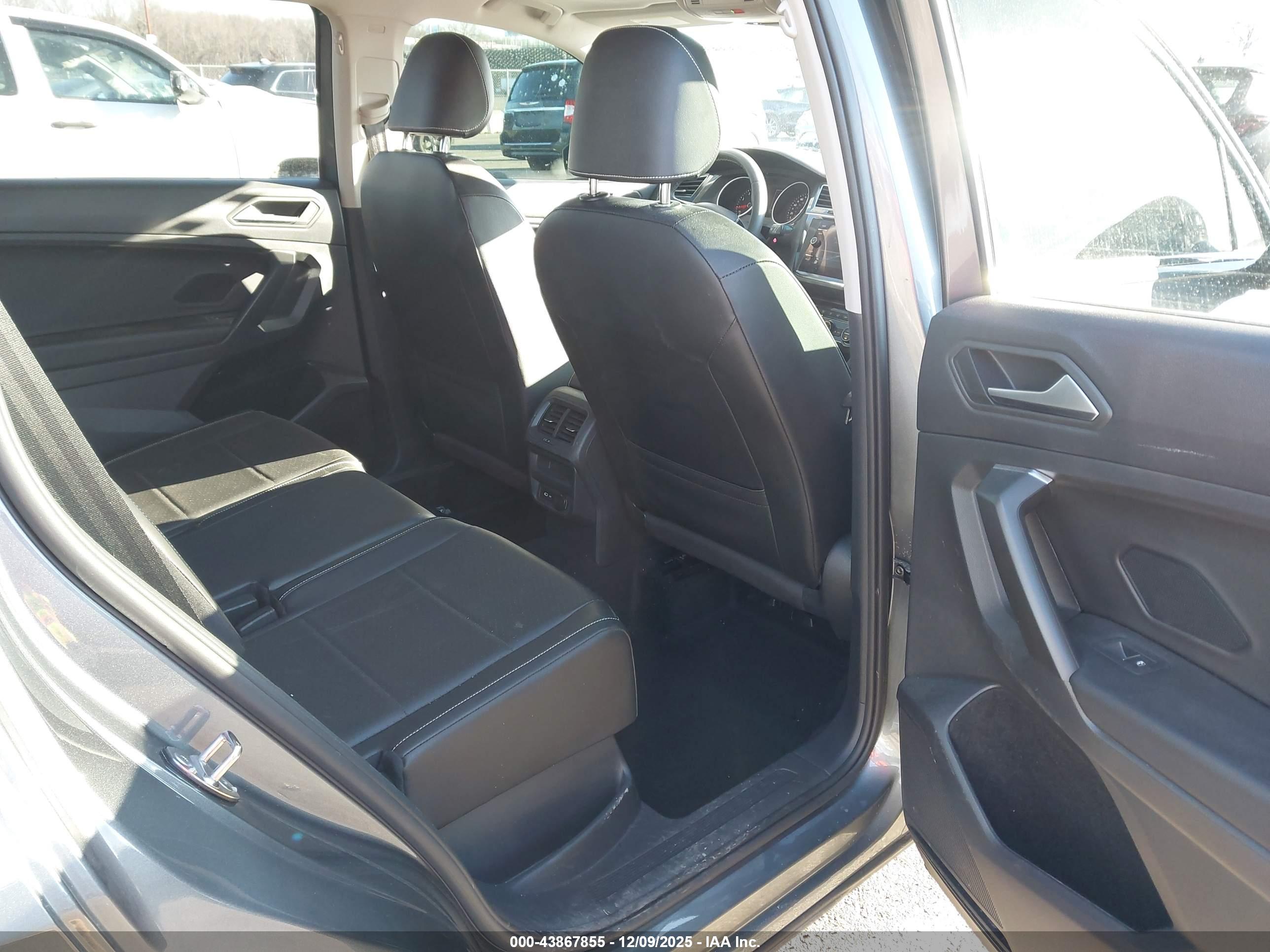 VOLKSWAGEN TIGUAN image 8