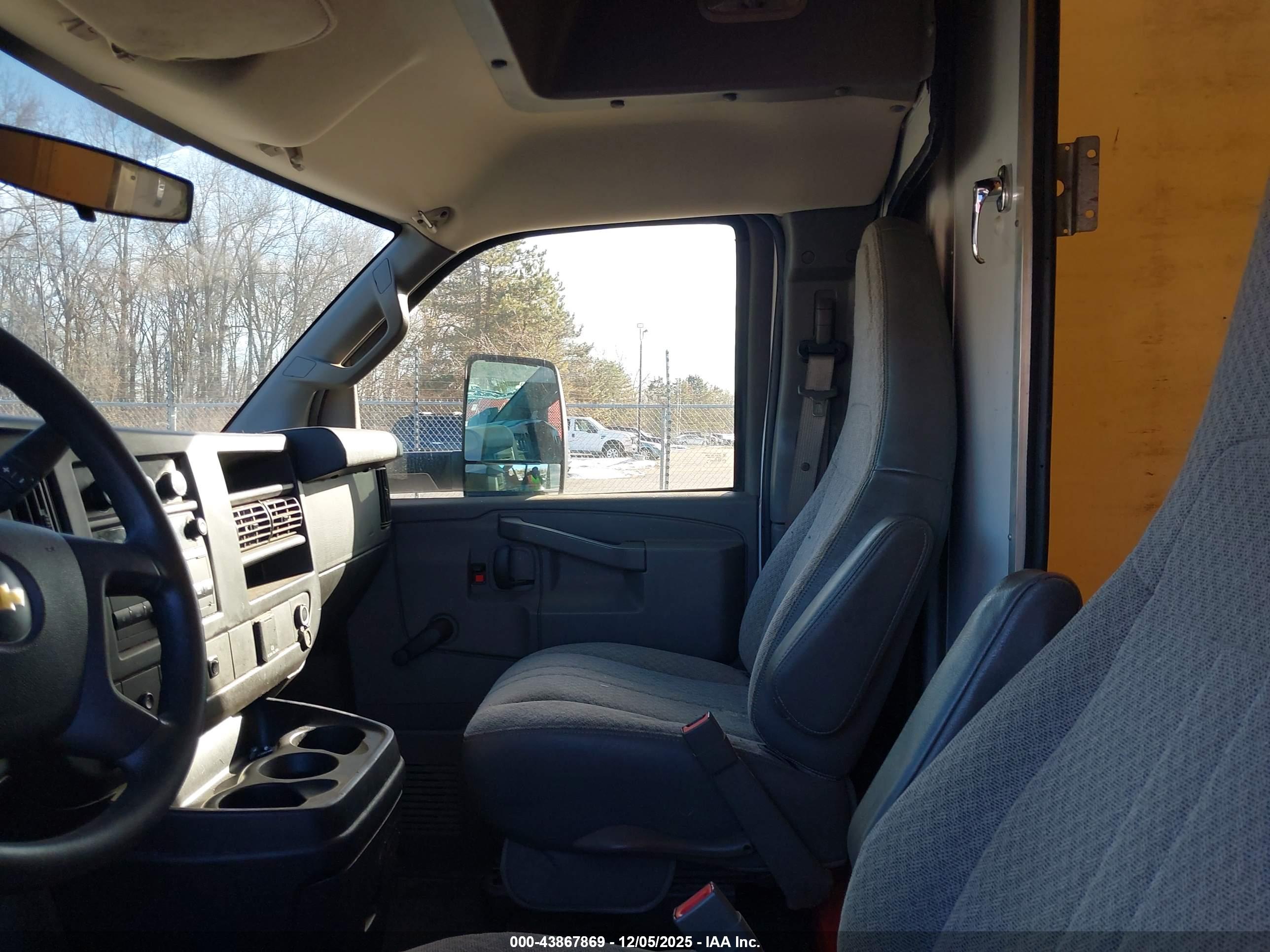 CHEVROLET EXPRESS image 7