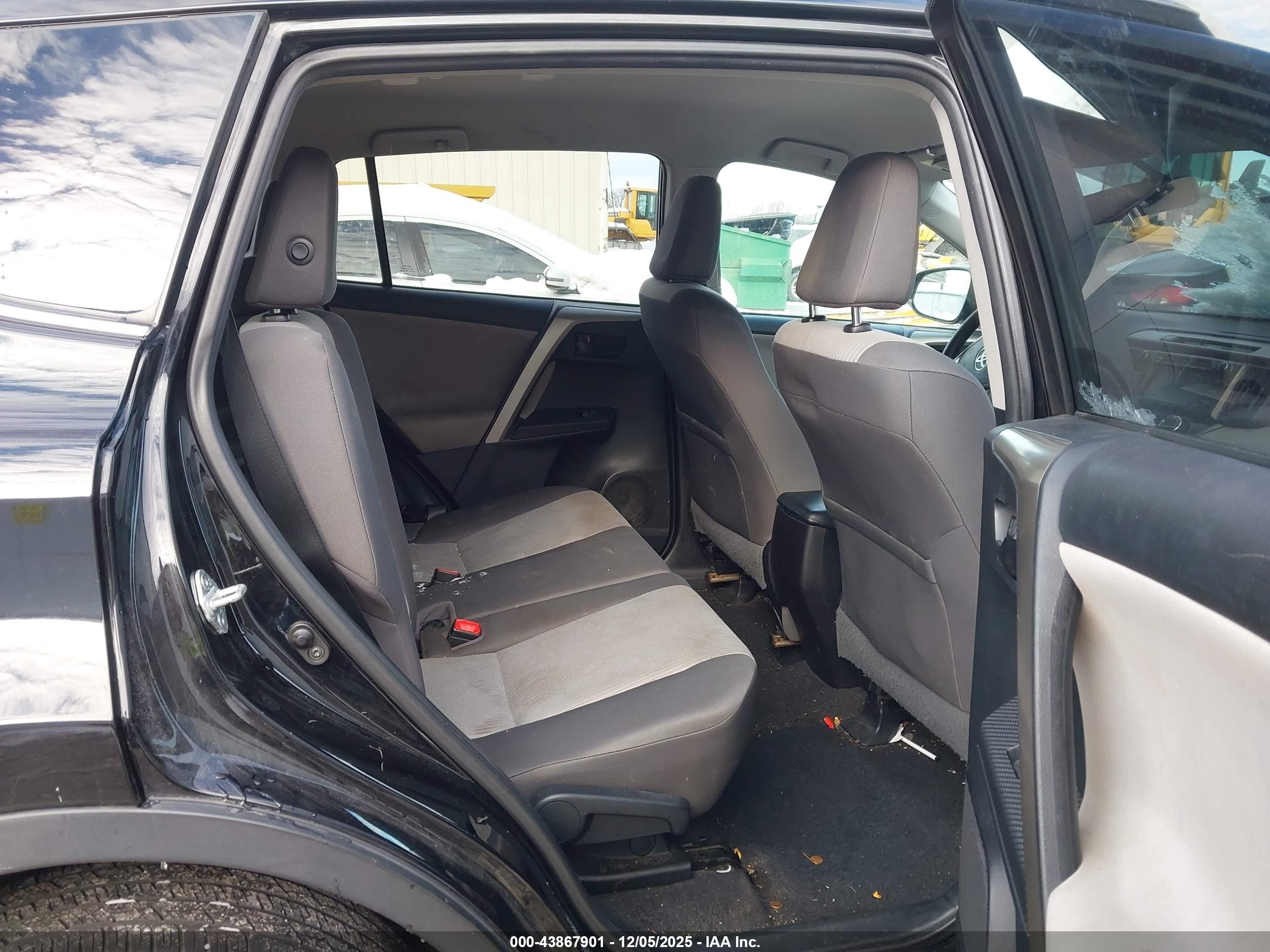 TOYOTA RAV4 image 8