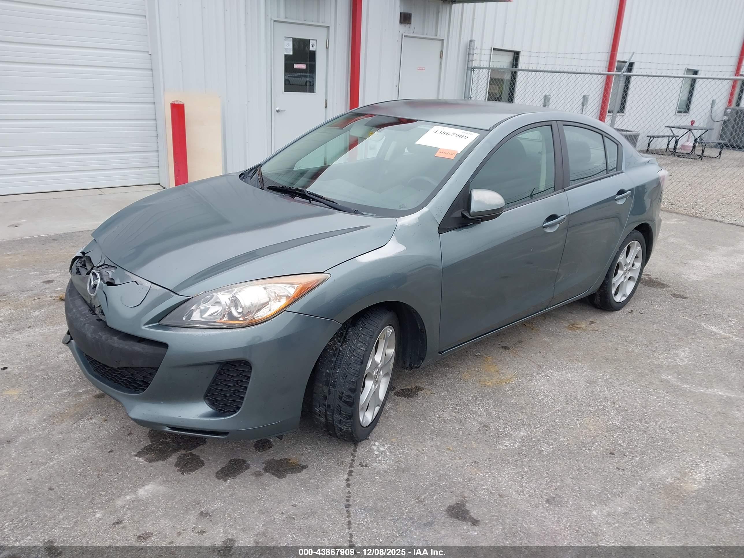 MAZDA MAZDA3 image 2