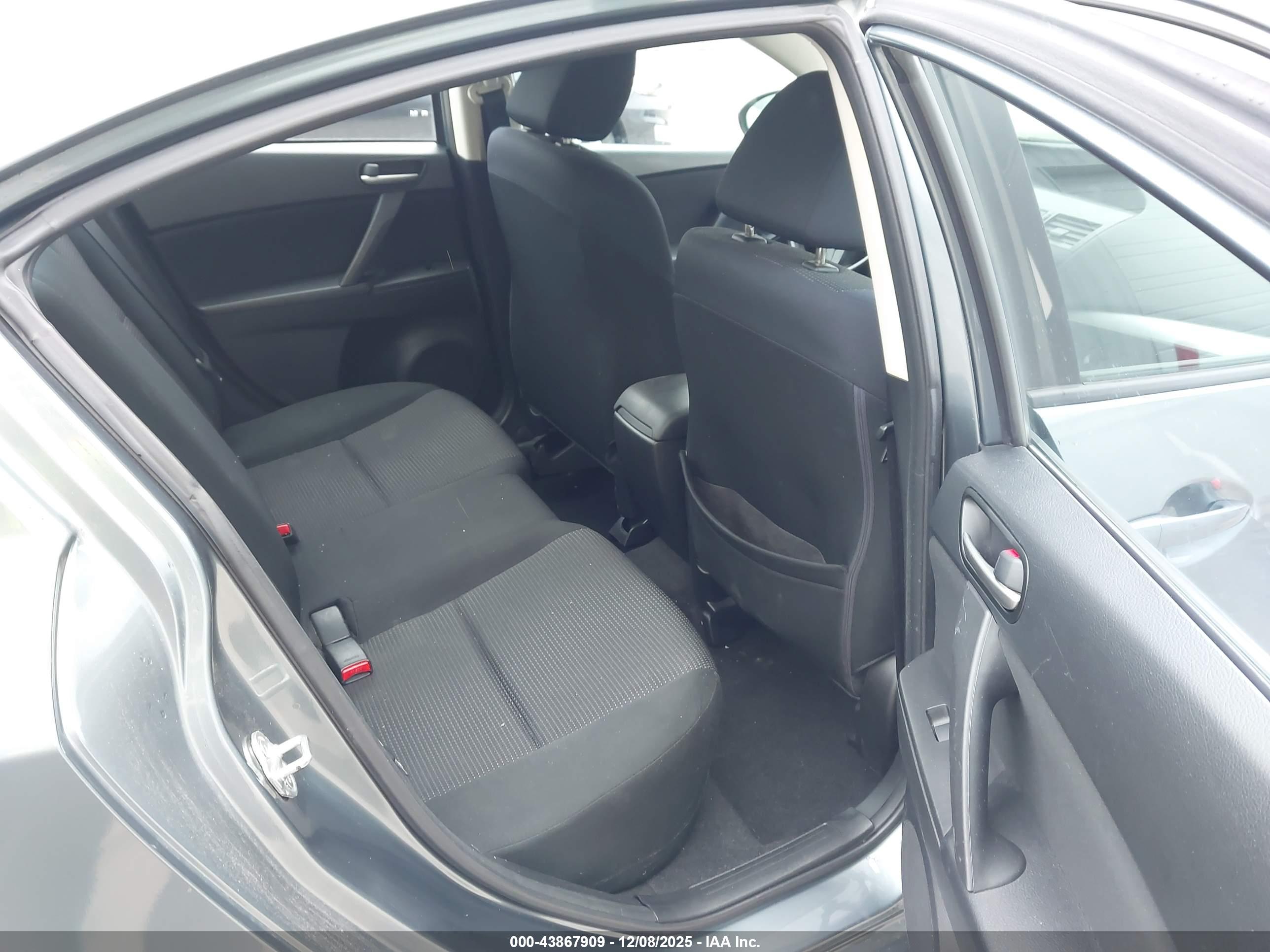 MAZDA MAZDA3 image 8