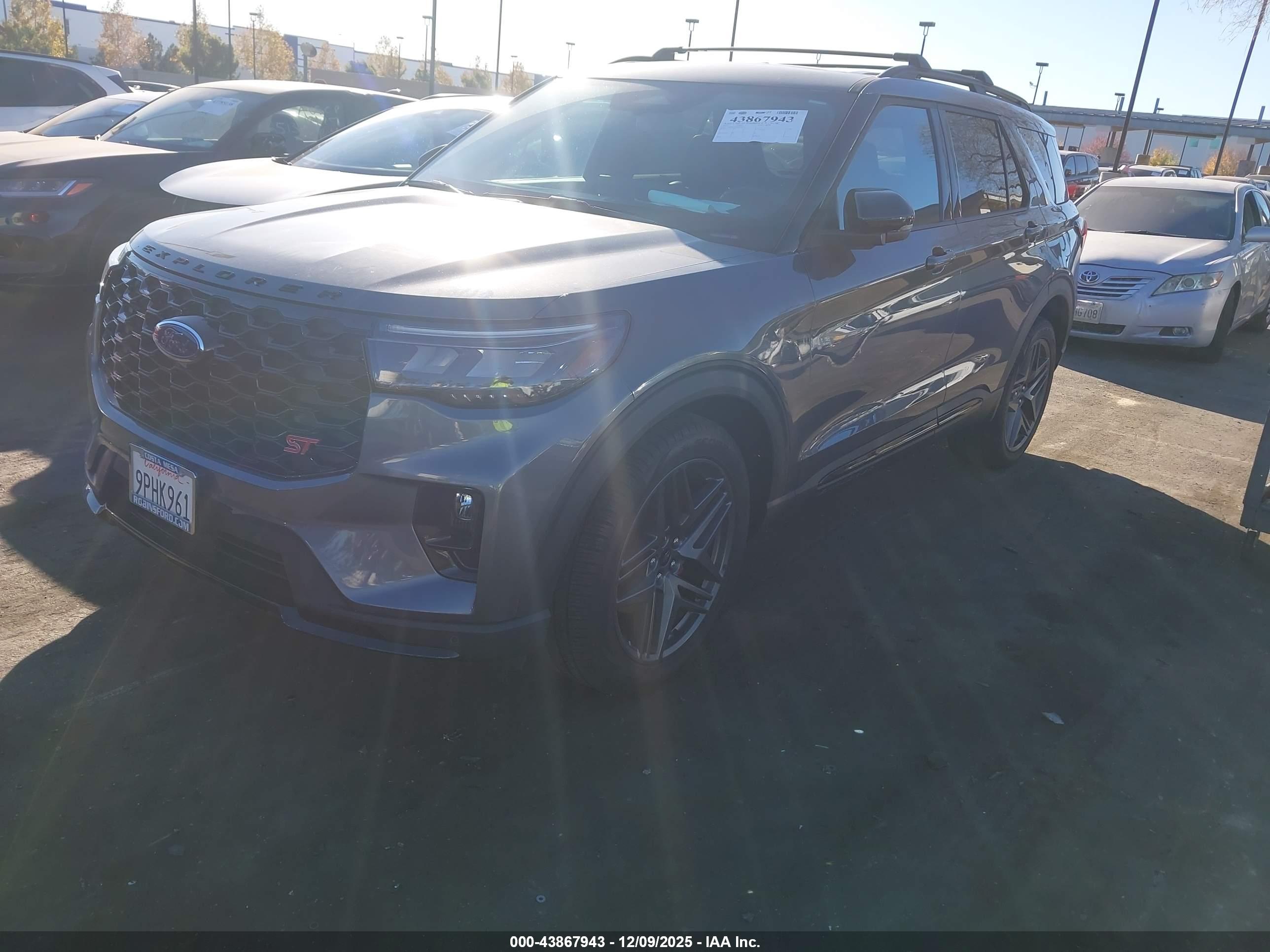FORD EXPLORER image 2