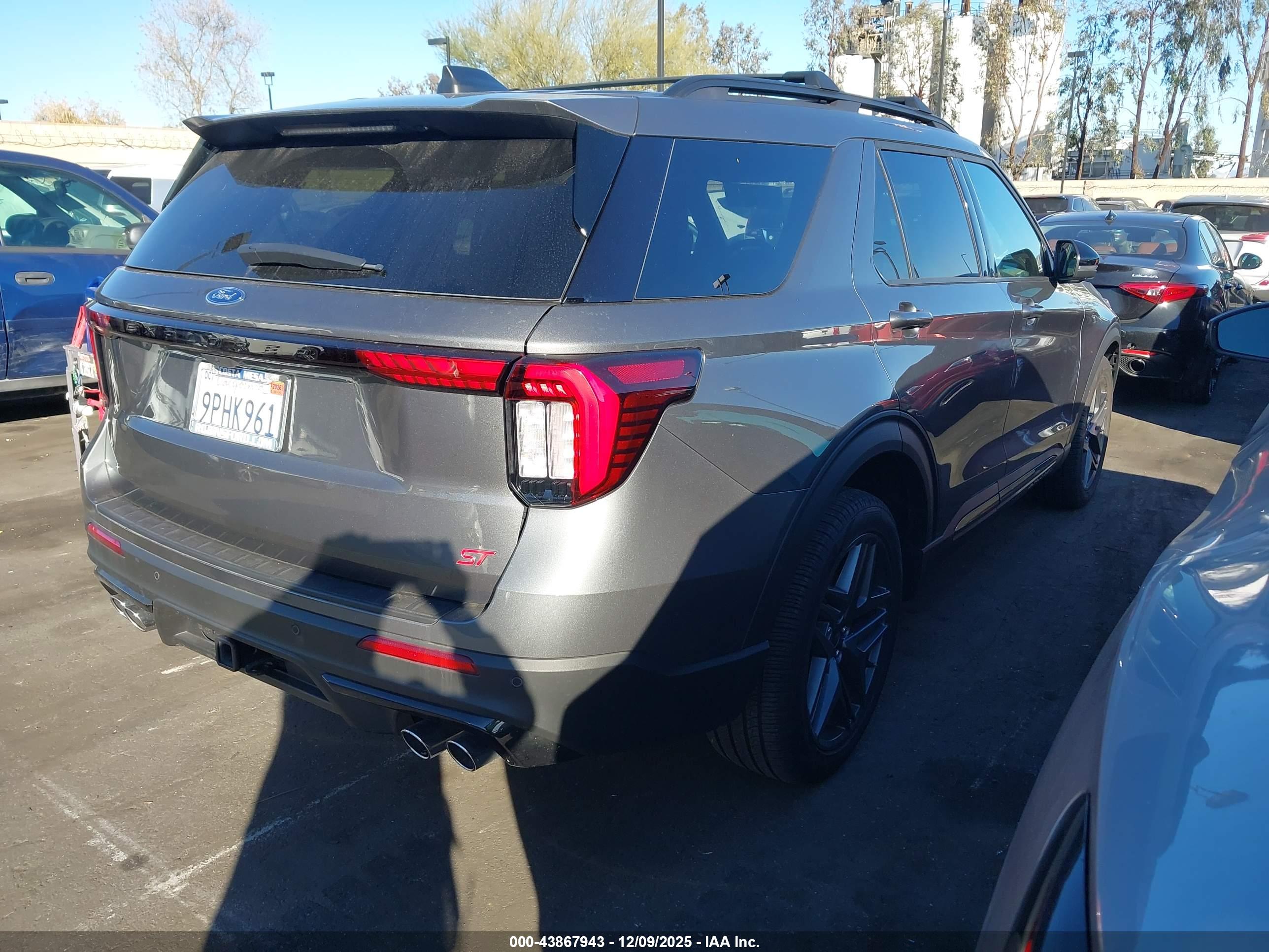 FORD EXPLORER image 4