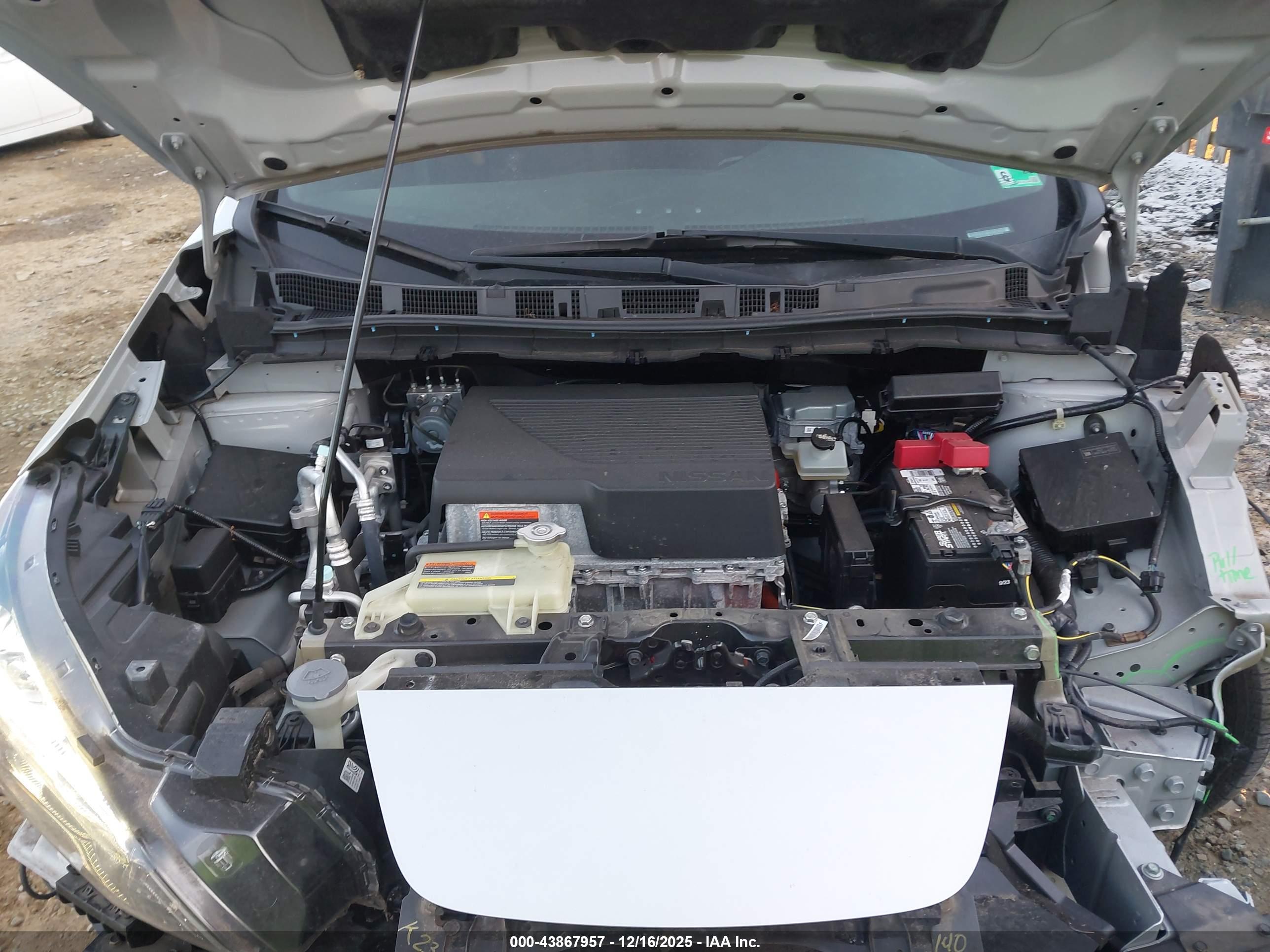NISSAN LEAF image 10