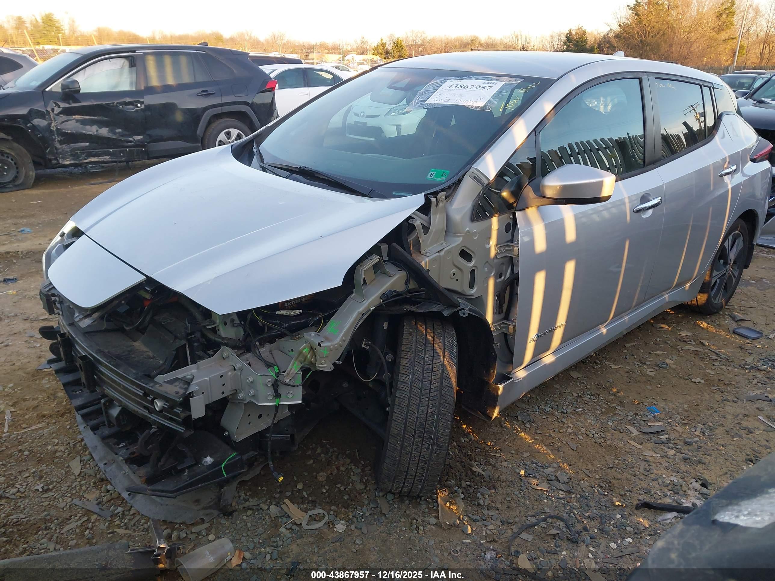 NISSAN LEAF image 2