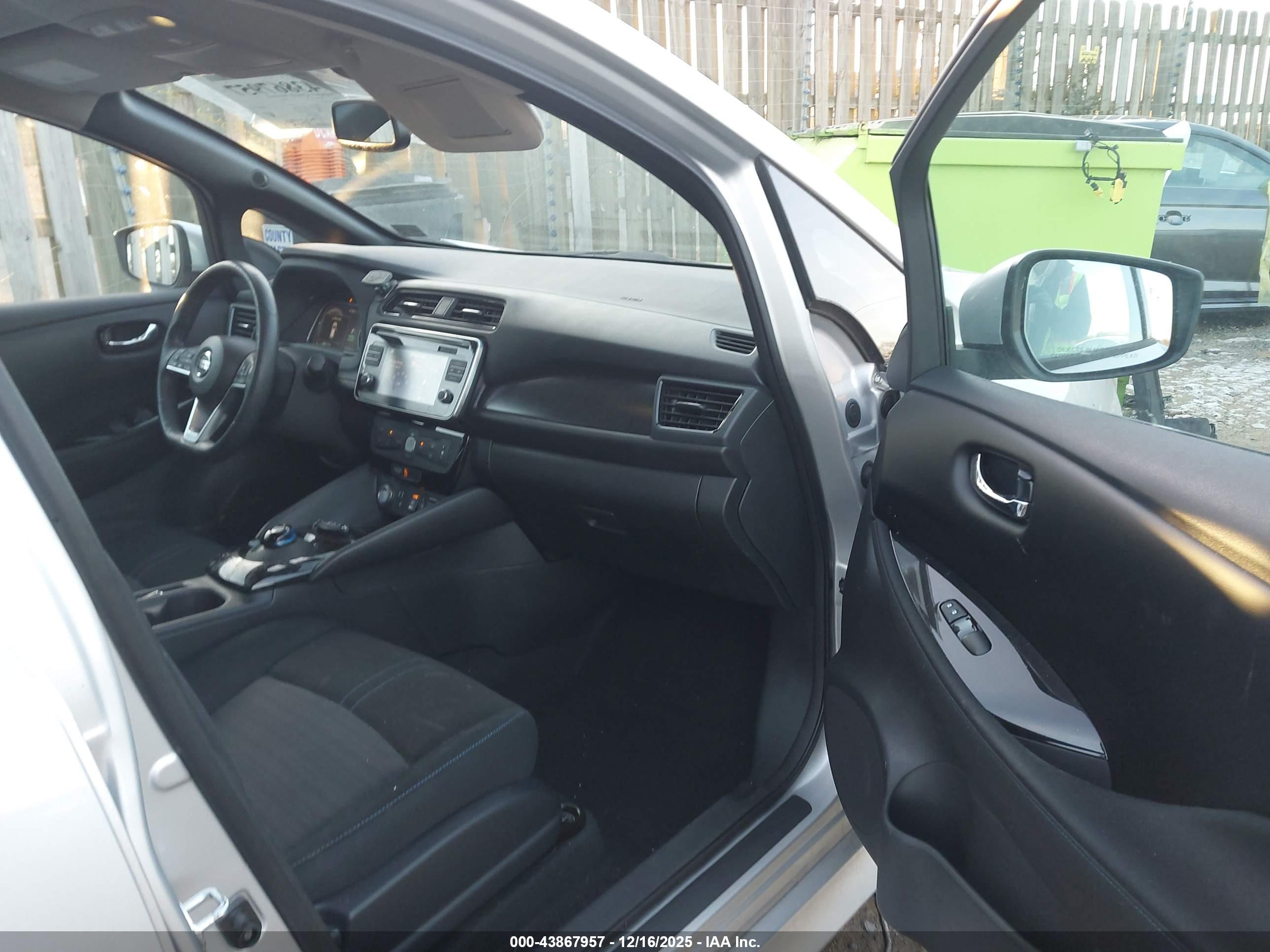 NISSAN LEAF image 5