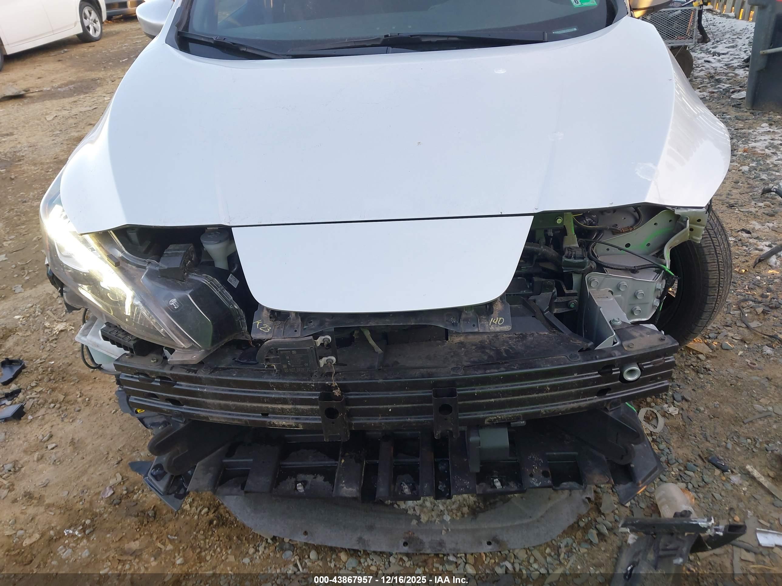 NISSAN LEAF image 6