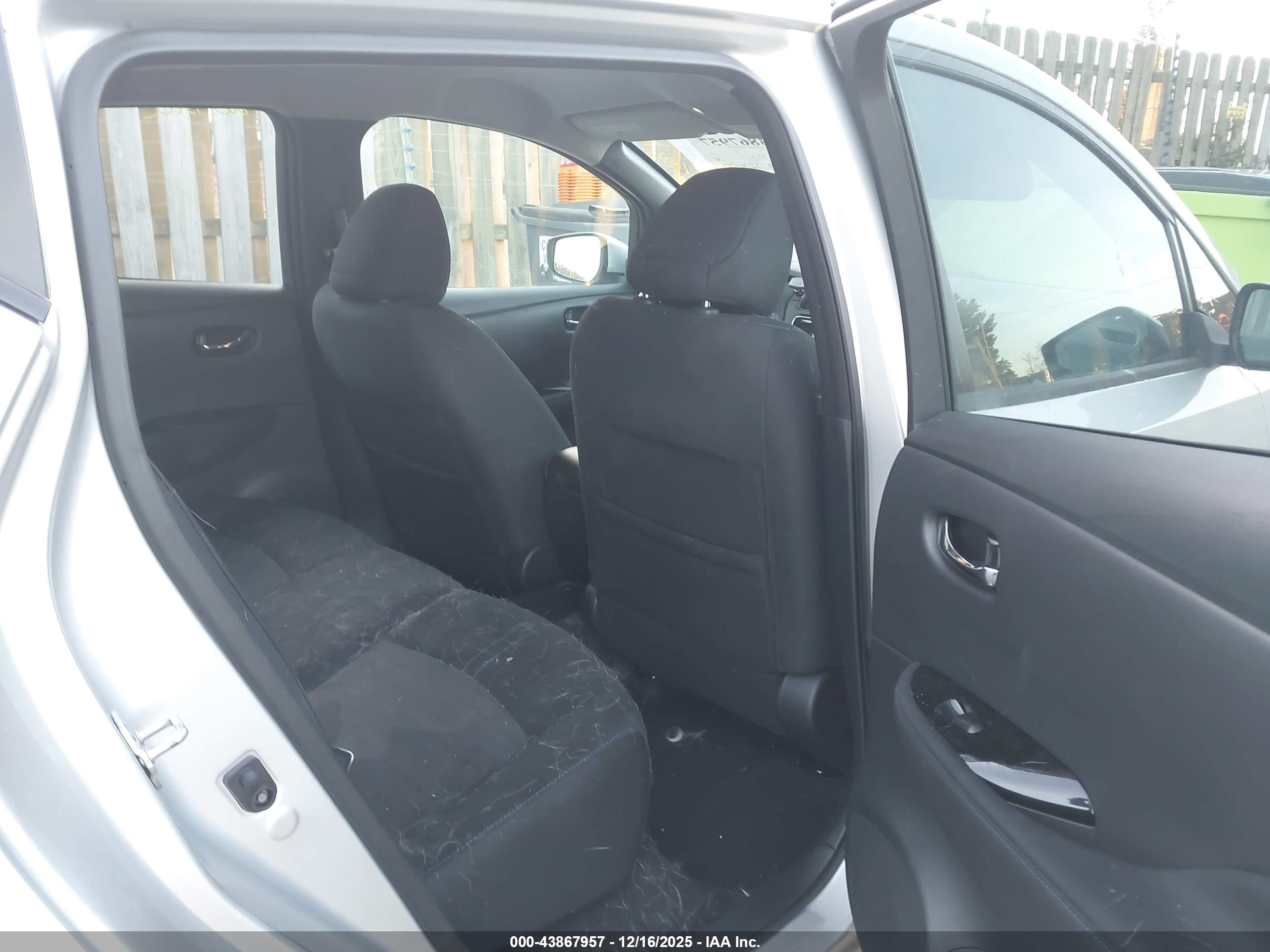 NISSAN LEAF image 8
