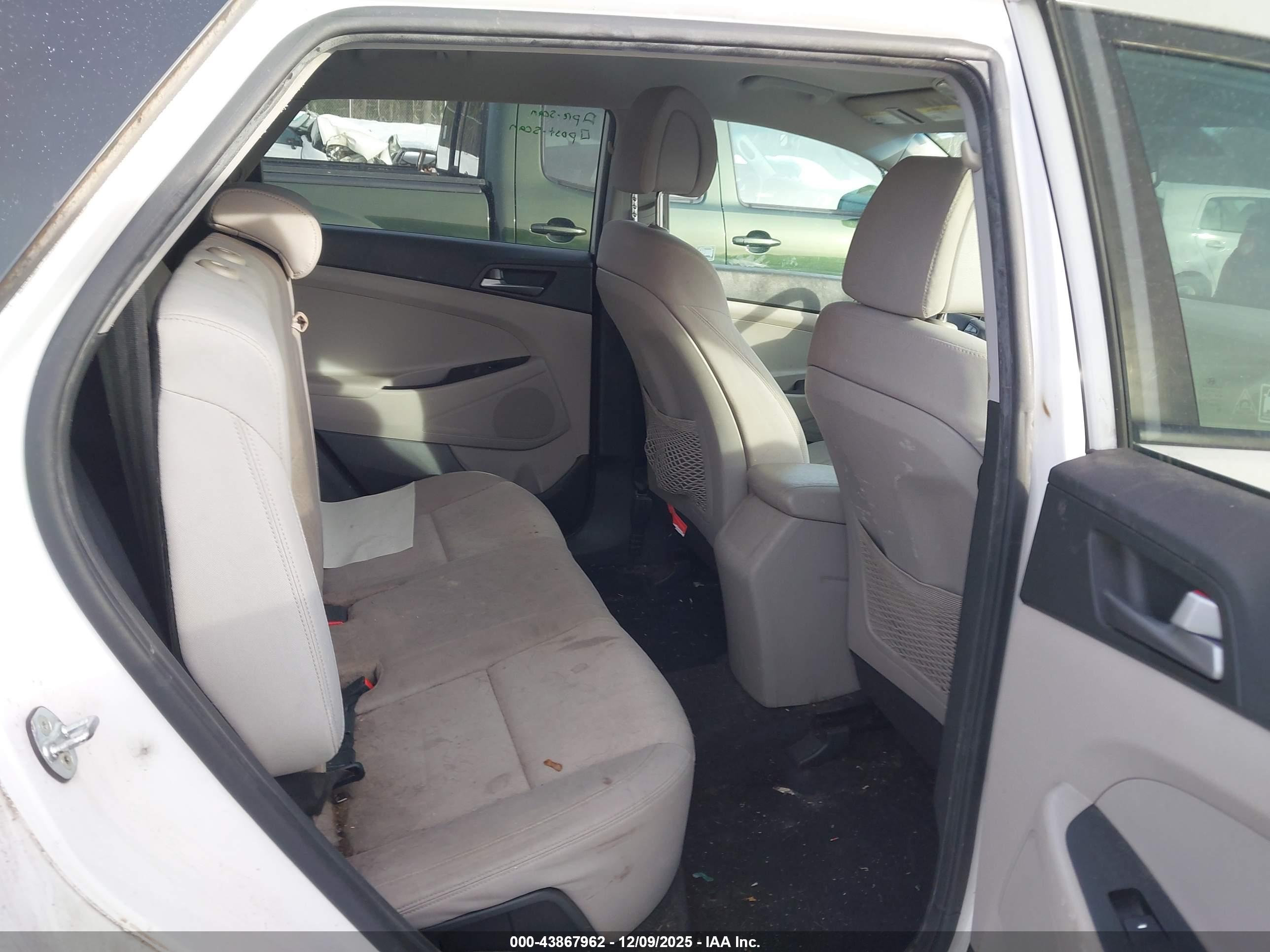 HYUNDAI TUCSON image 8