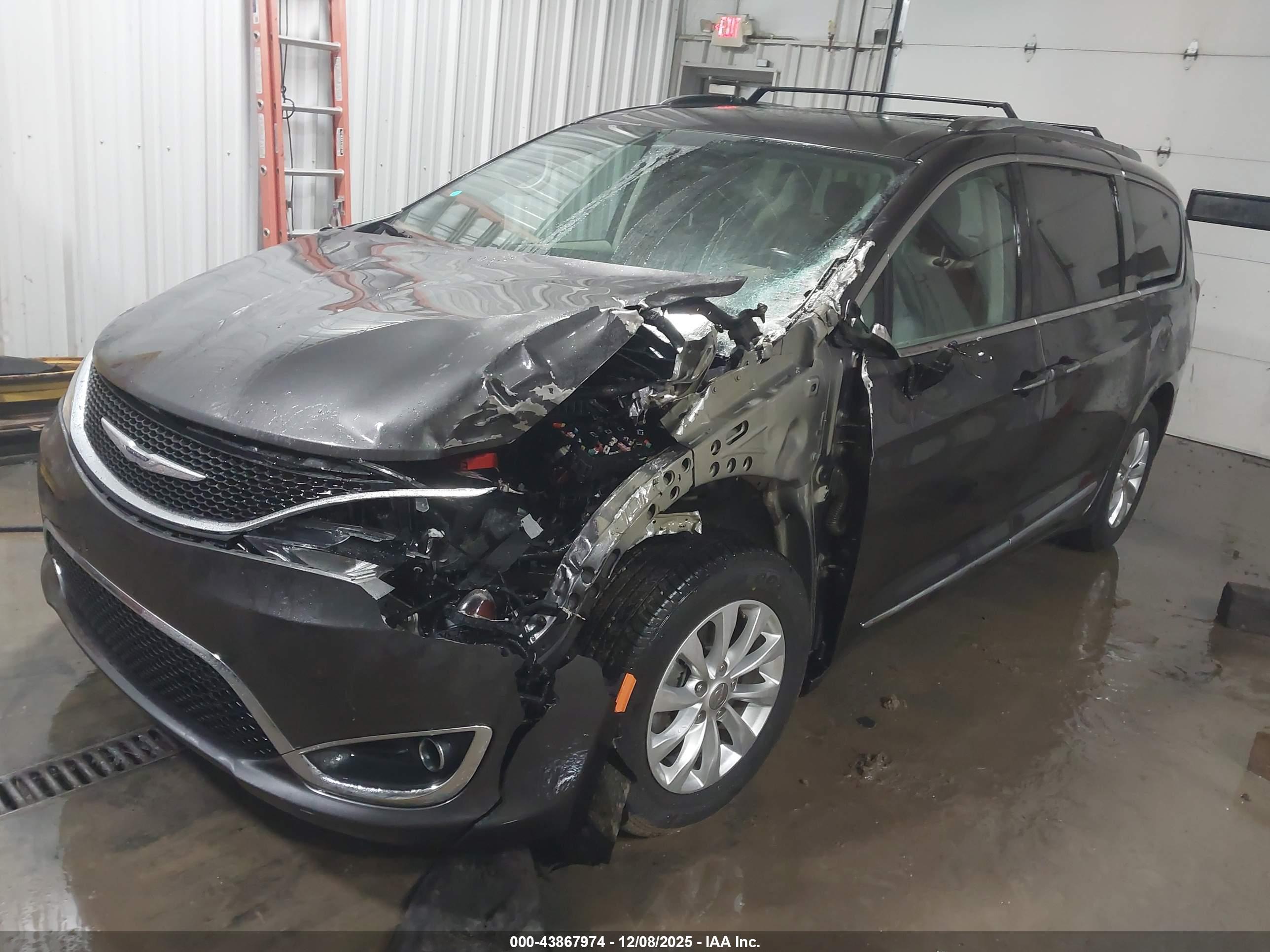 CHRYSLER PACIFICA image 2