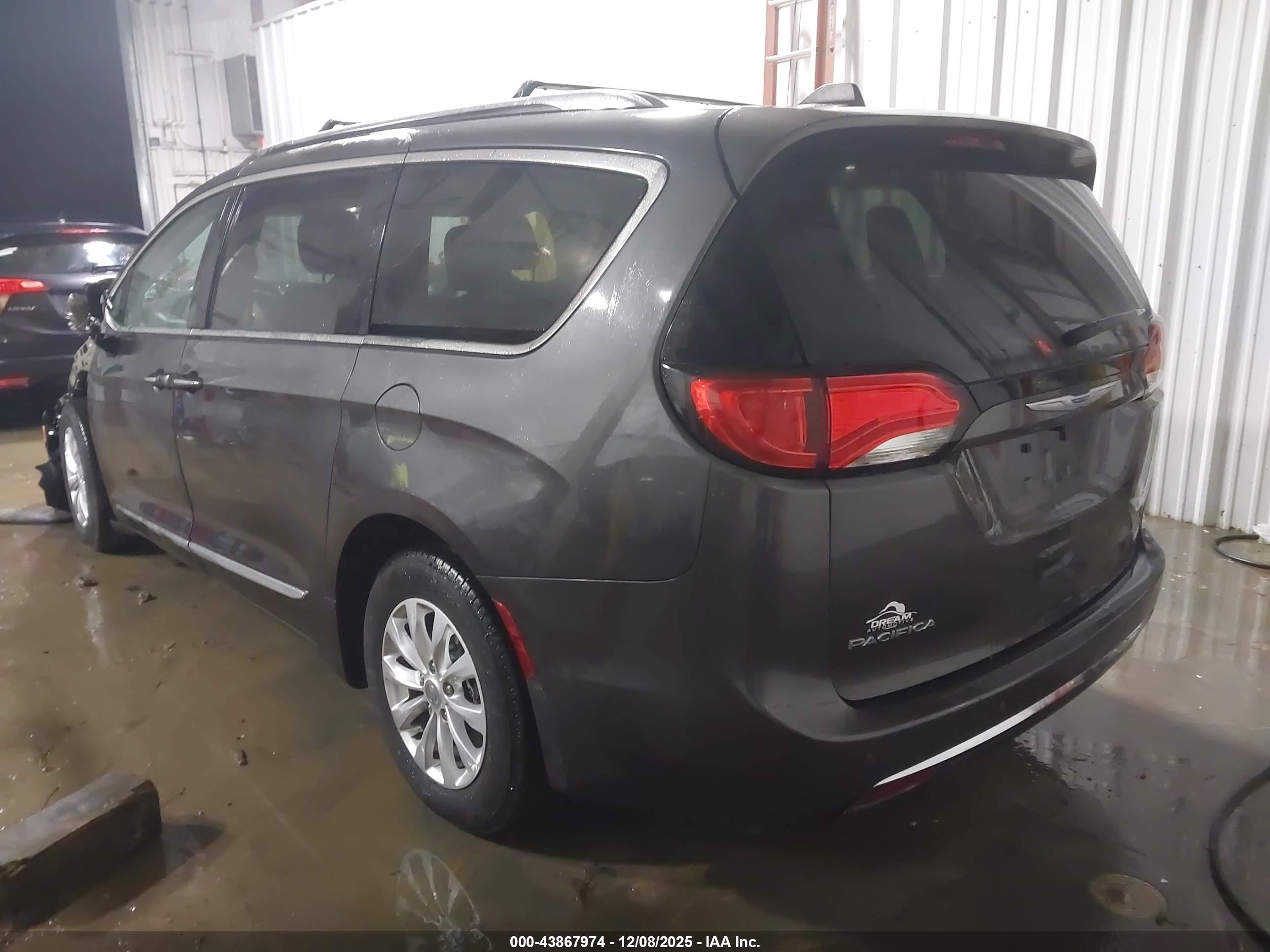 CHRYSLER PACIFICA image 3