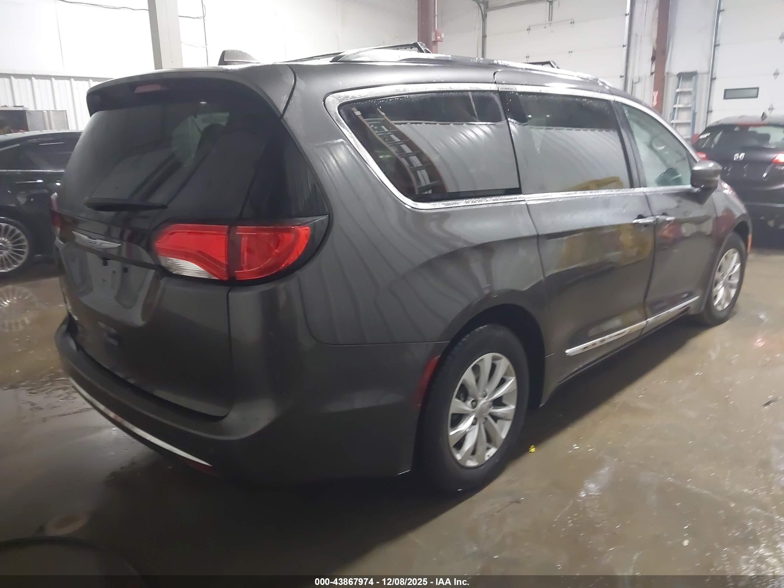 CHRYSLER PACIFICA image 4
