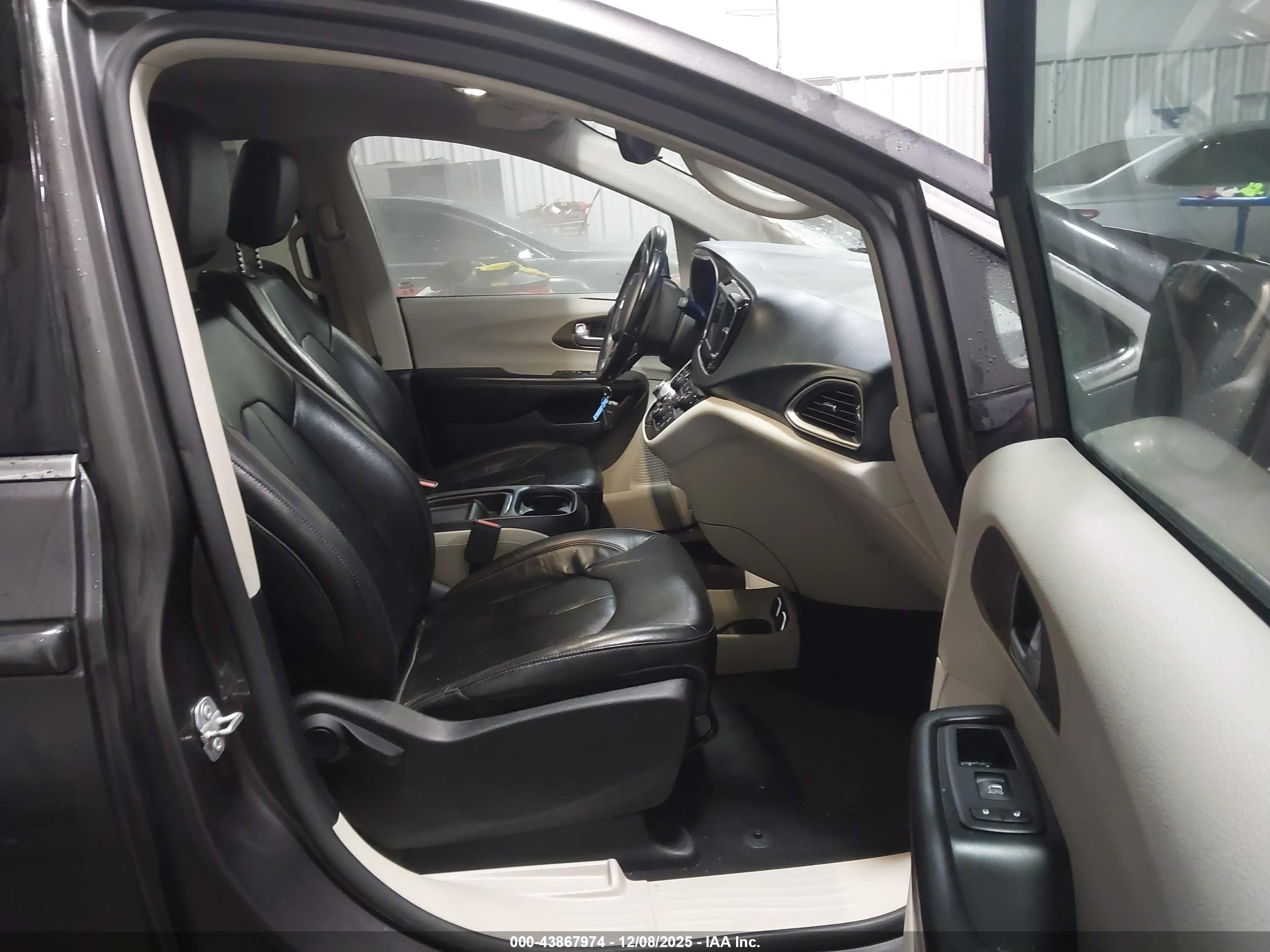 CHRYSLER PACIFICA image 5